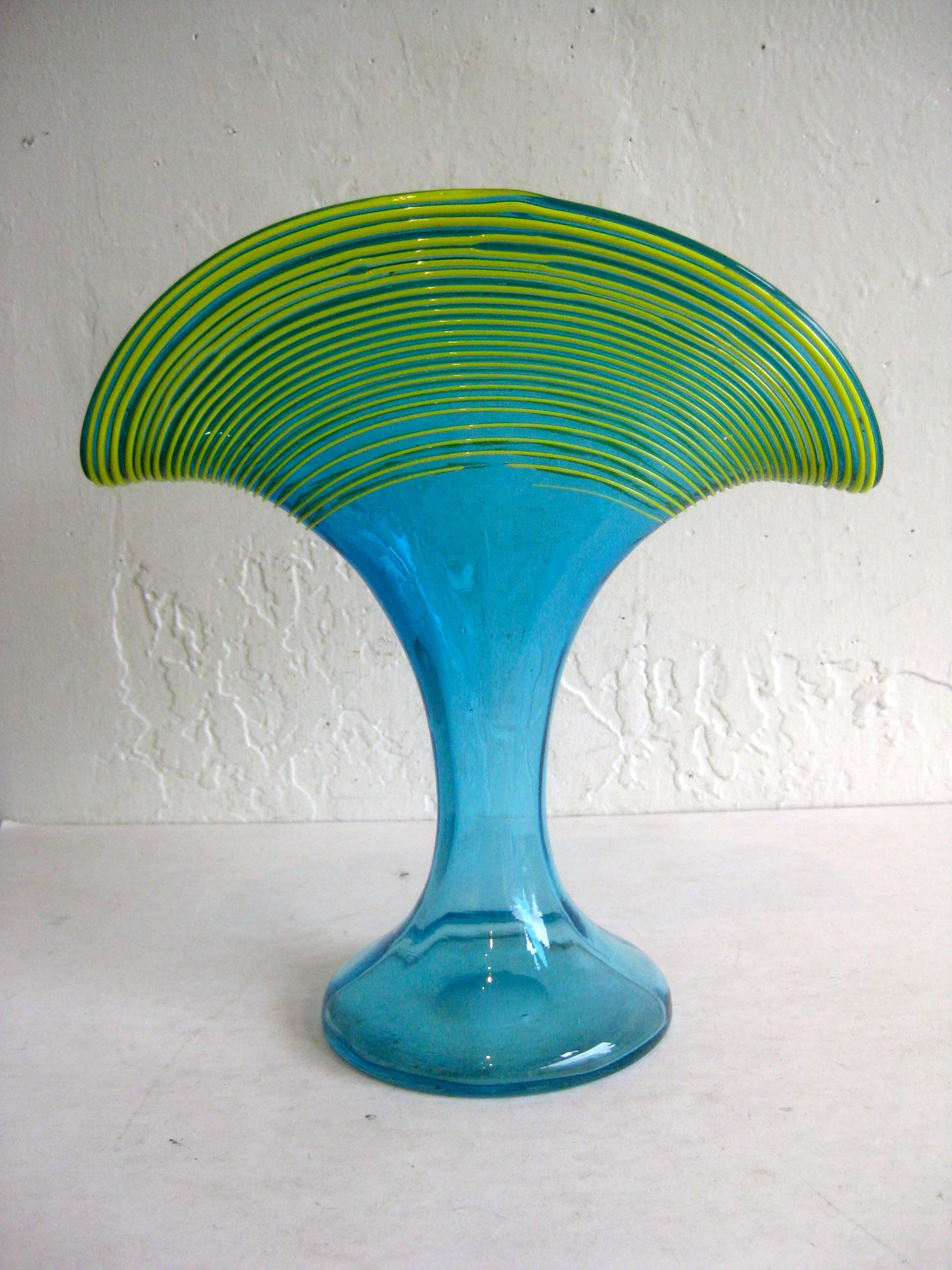 Art Deco 1920er Jahre Kralik Böhmisches tschechisches Kunstglas „Reeded“ Fächervase (Glaskunst) im Angebot