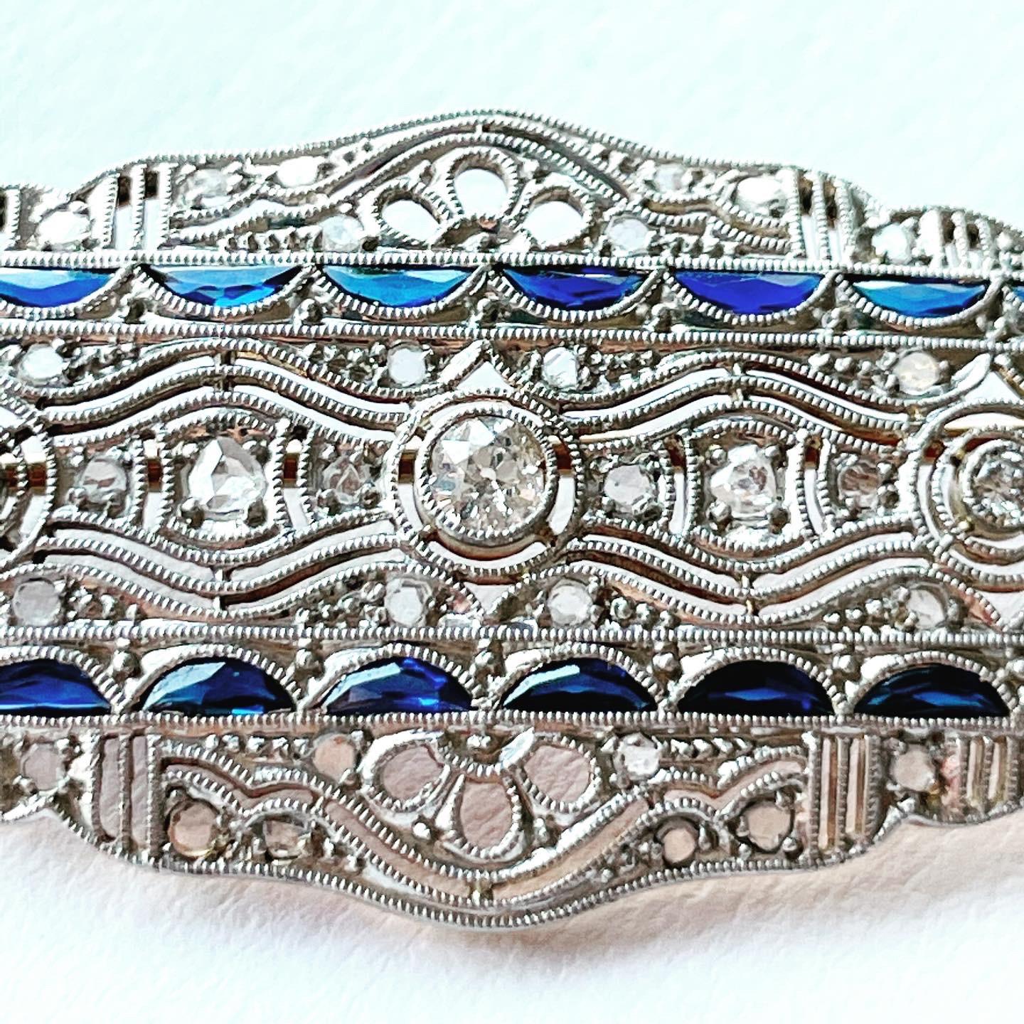 Art Deco 1930s Oval Diamond Sapphire Filigree Platinum Yellow Gold Brooch In Good Condition For Sale In Pamplona, Navarra