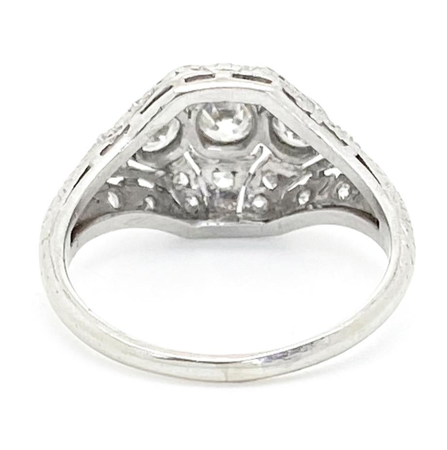 Die Ära des Art Déco ist geprägt von Geometrie und Symmetrie. Diese Designperiode ist eine der beliebtesten Epochen für feinen Schmuck.

Unser französischer Art-déco-Ring aus den 1920/30er Jahren zeichnet sich durch drei große runde Diamanten im