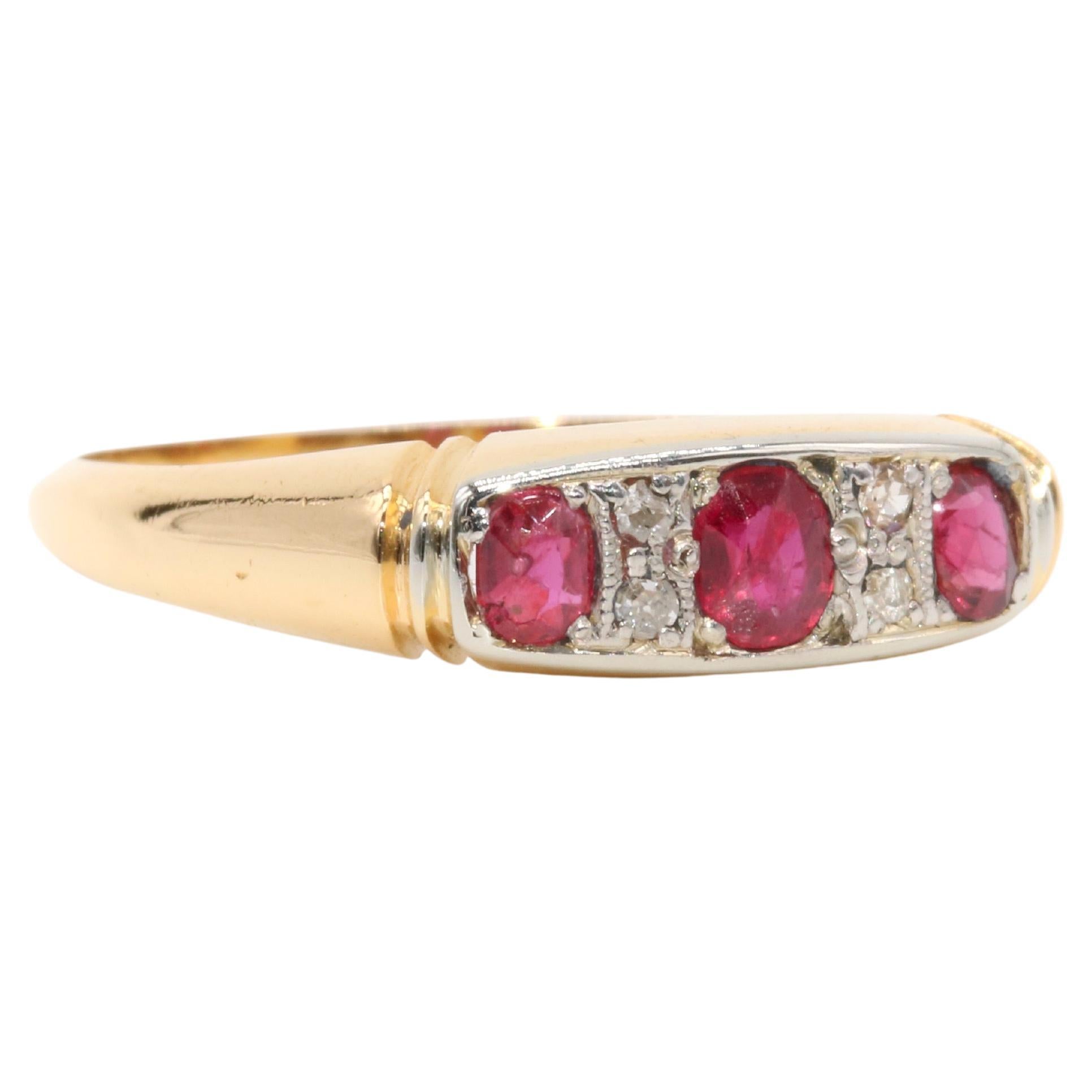 Art Deco 1920er Jahre Platin und 18 Karat Gelbgold Rubin und Diamant 7 Stein Ring
