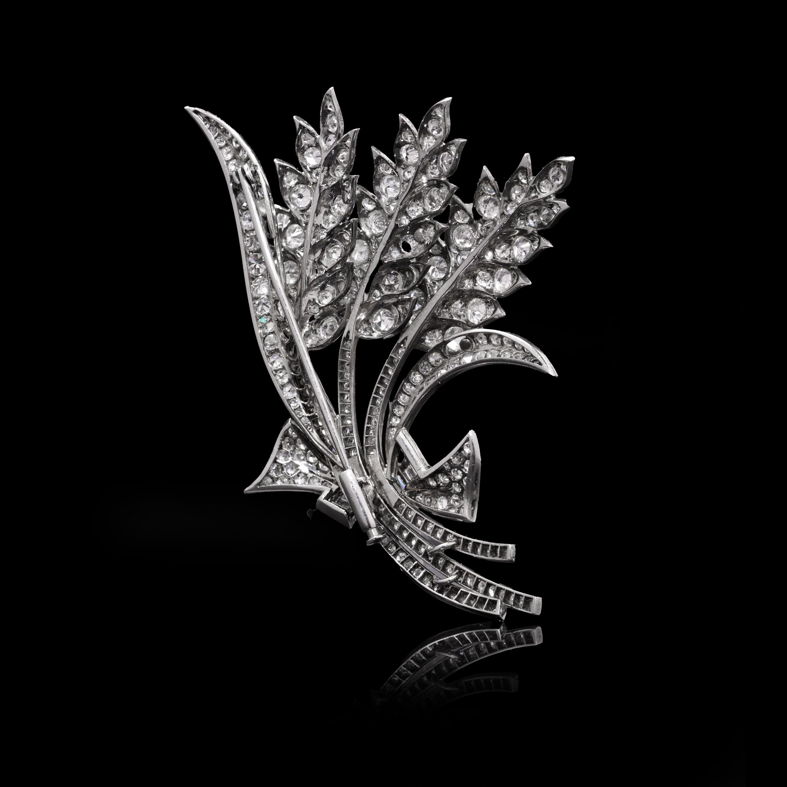 Art Déco Spilla Art Deco 1920 in platino con bouquet di fiori e diamanti da 6,00 ct. in vendita