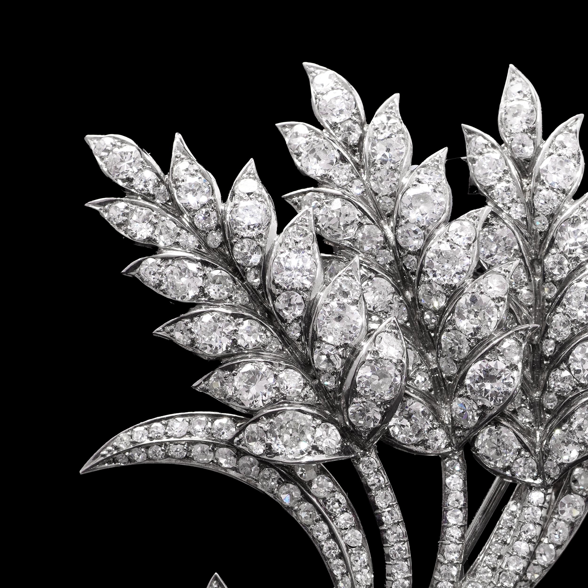 Taglio antico europeo Spilla Art Deco 1920 in platino con bouquet di fiori e diamanti da 6,00 ct. in vendita