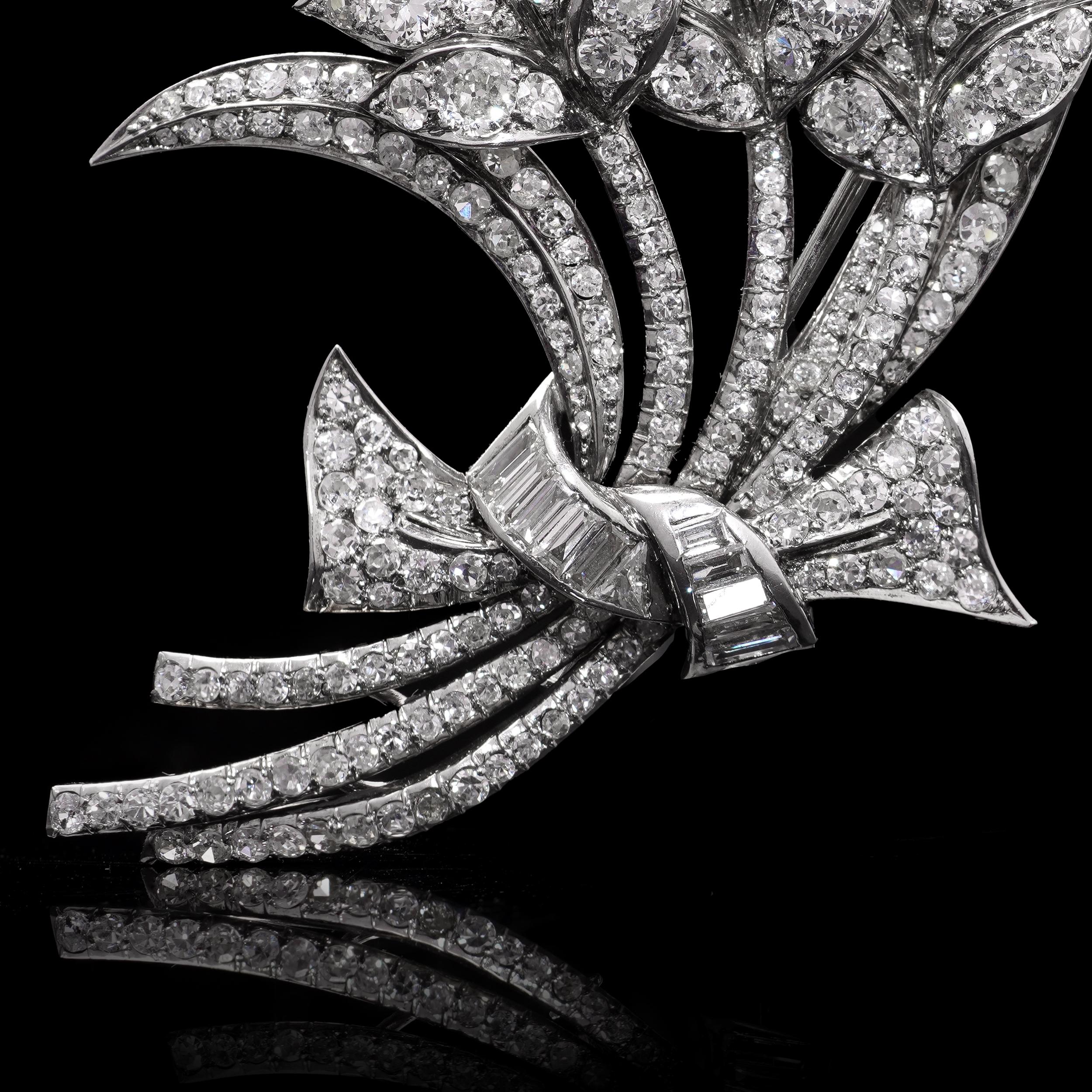 Donna Spilla Art Deco 1920 in platino con bouquet di fiori e diamanti da 6,00 ct. in vendita