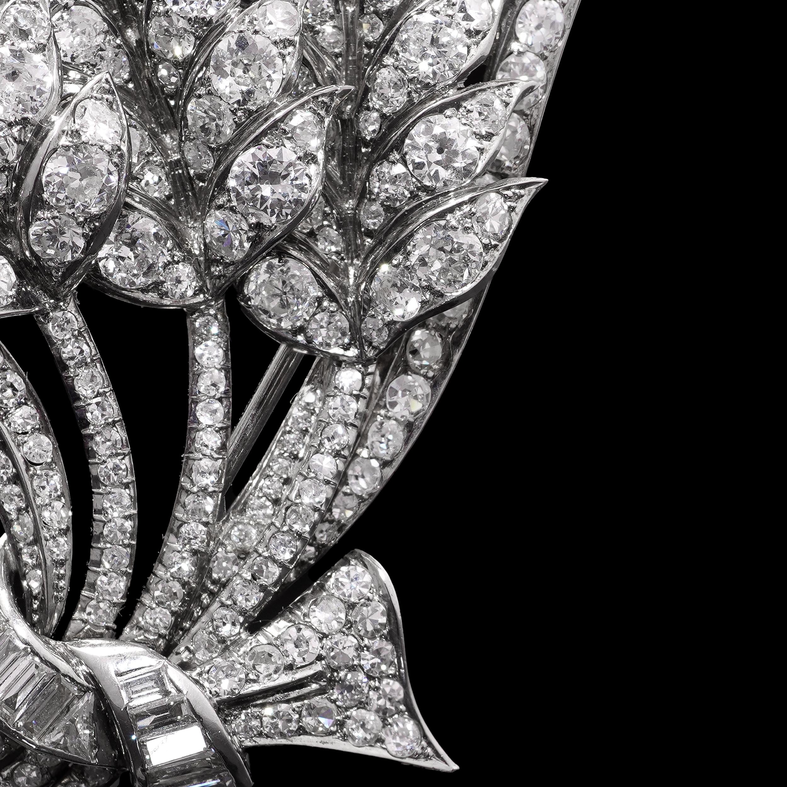 Spilla Art Deco 1920 in platino con bouquet di fiori e diamanti da 6,00 ct. in vendita 1