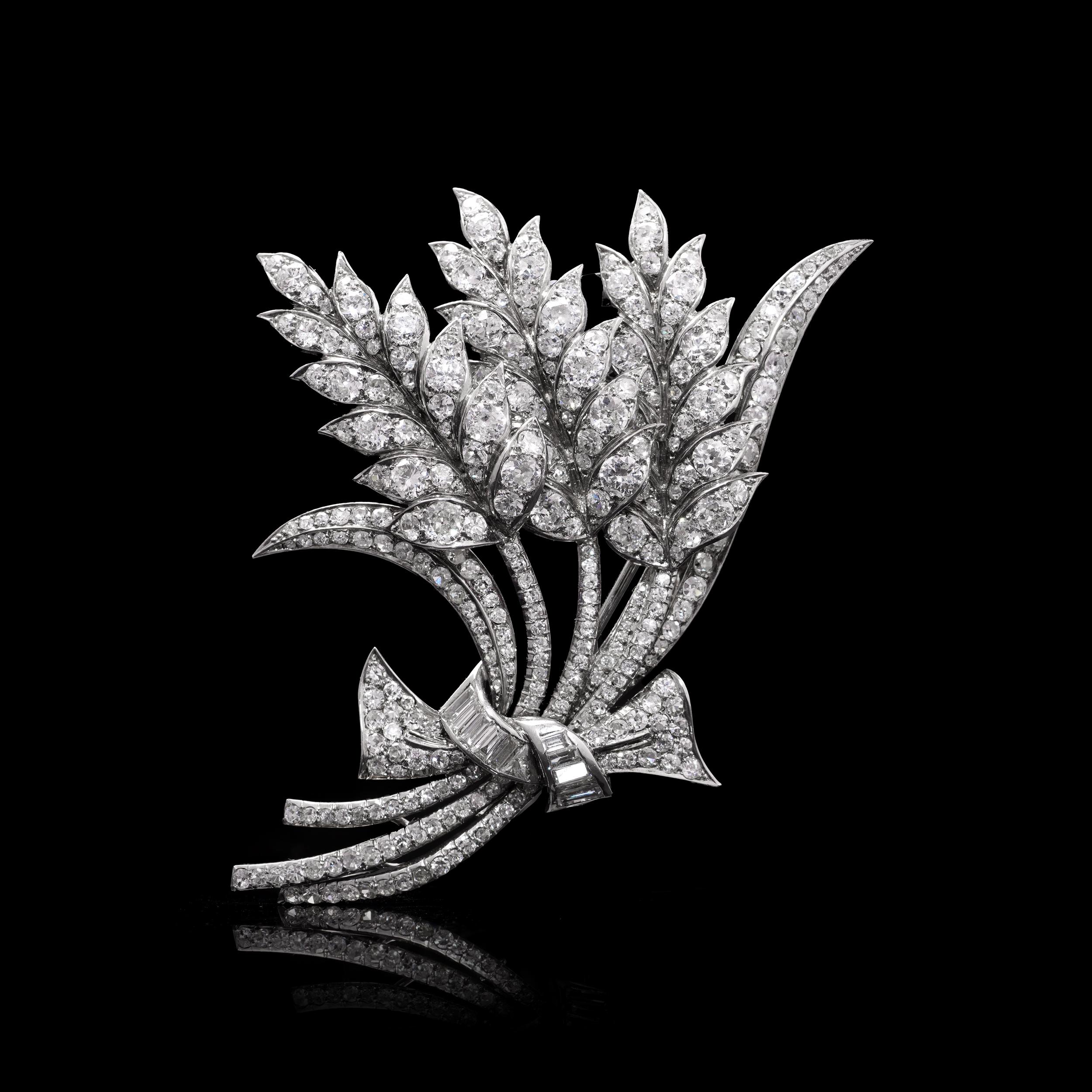 Spilla Art Deco 1920 in platino con bouquet di fiori e diamanti da 6,00 ct. in vendita 2
