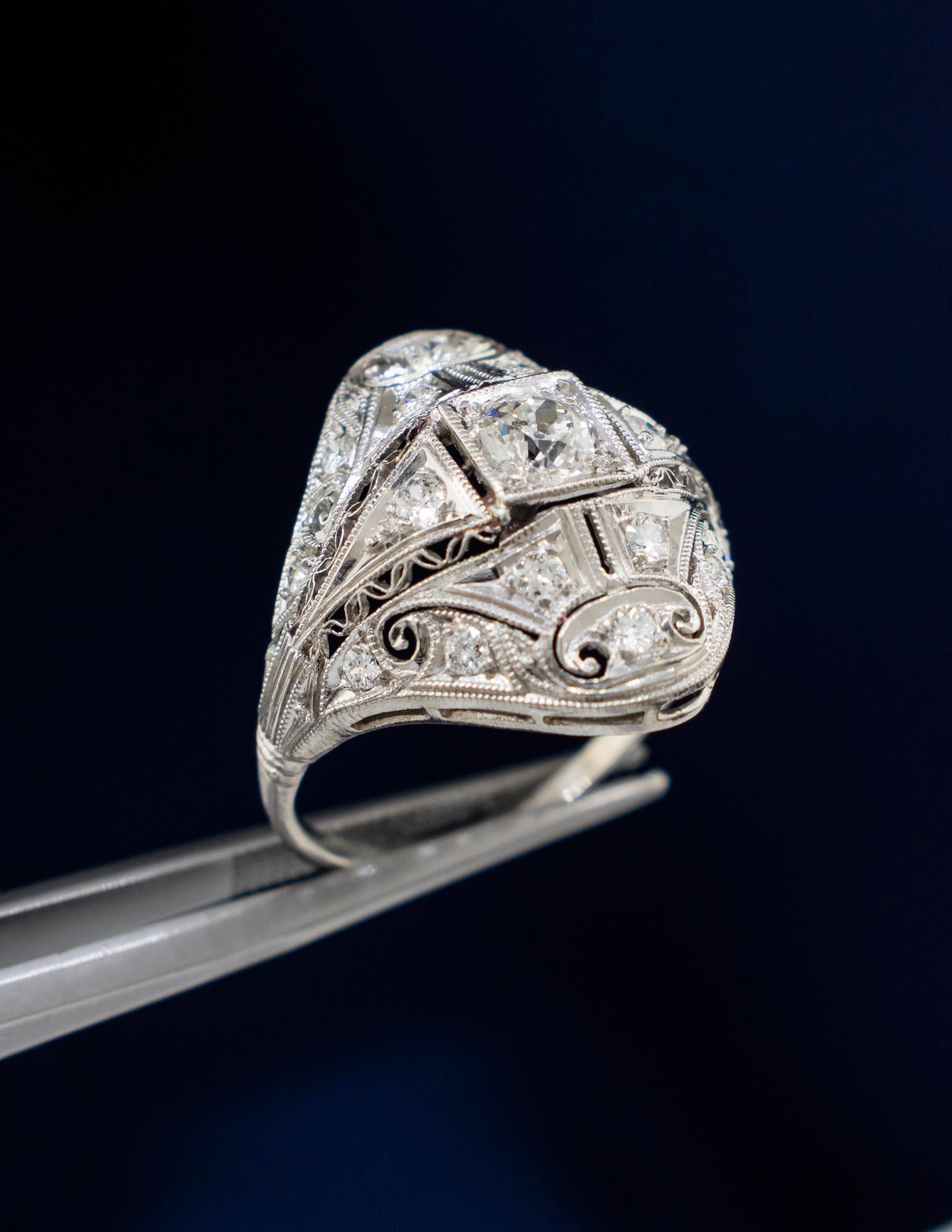 Taglio antico europeo Anello Art Déco 1920 in platino con filigrana e diamanti taglio vecchio europeo in vendita
