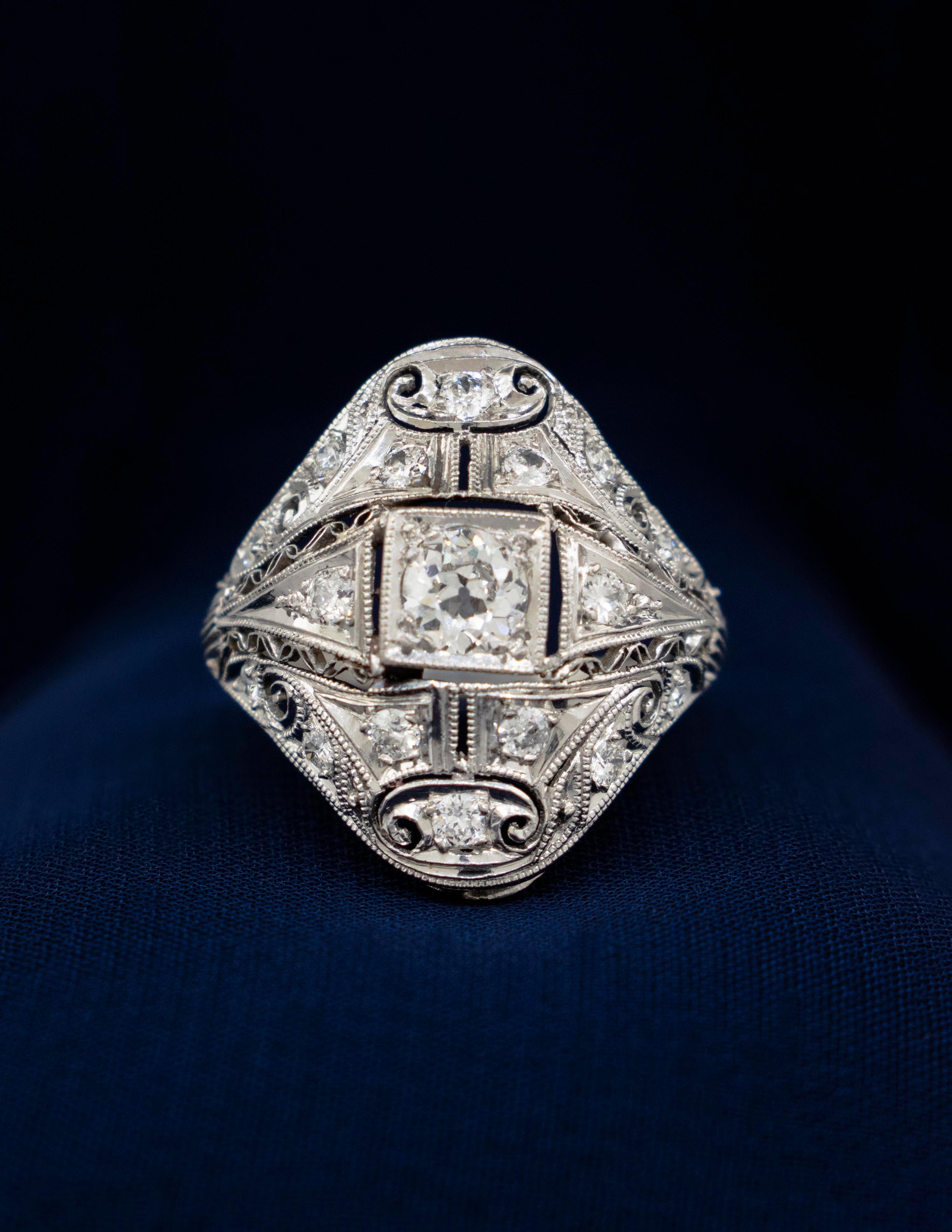 Anello Art Déco 1920 in platino con filigrana e diamanti taglio vecchio europeo In condizioni discrete in vendita a Boone, NC