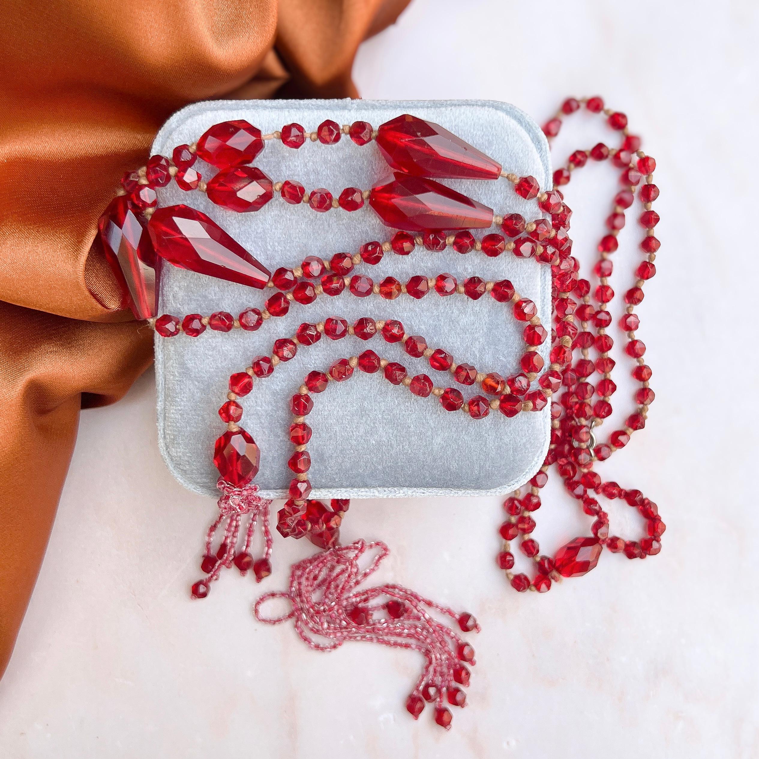 Il s'agit d'un ravissant exemple de collier de flapper à glands des années 1920.

Rapport de condition :
Très bon - Le fil de soie s'est assombri en raison de l'âge. Ce défaut n'est apparent qu'après une inspection minutieuse et ne nuit pas à