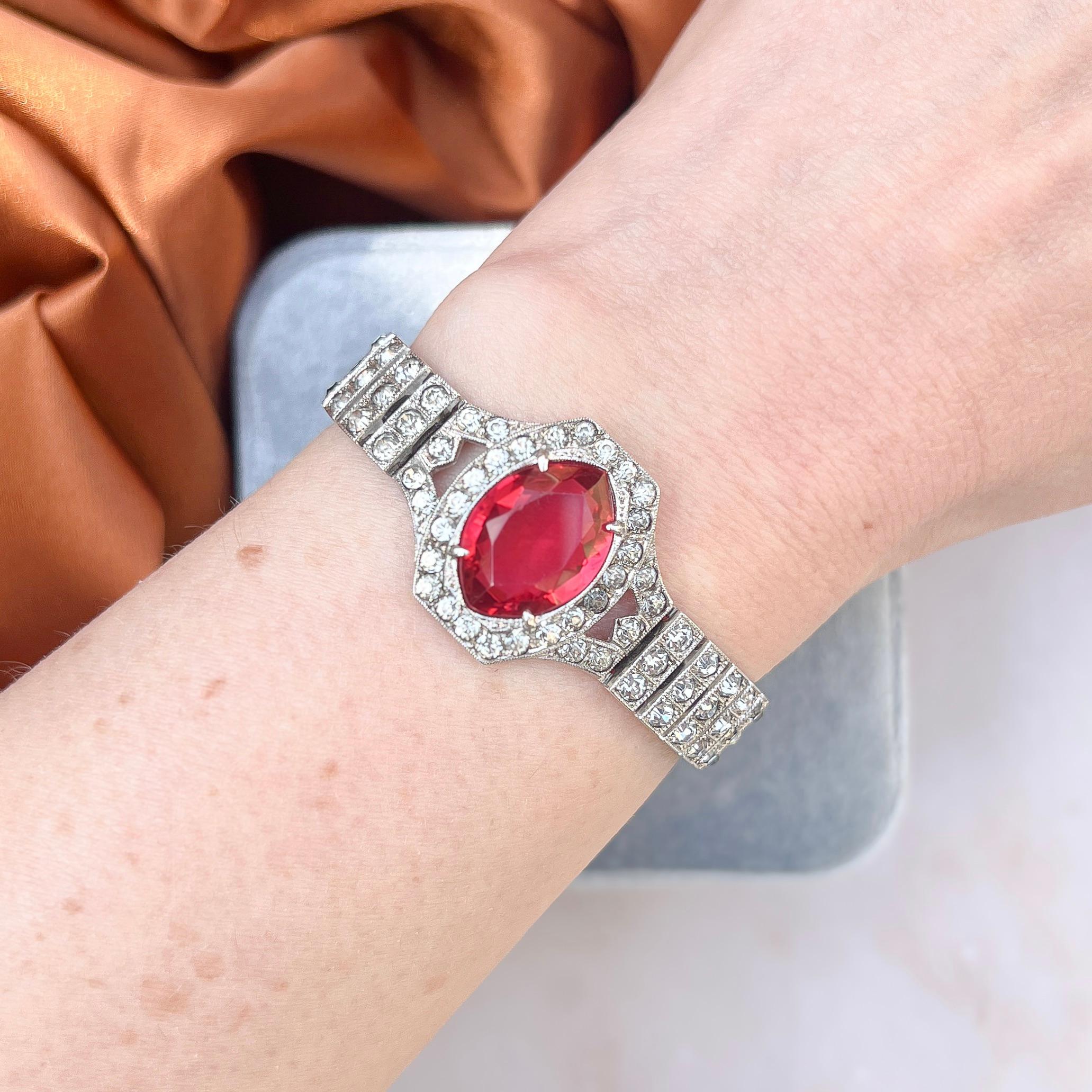Questo elegante braccialetto evoca l'epoca Art Deco ed è realizzato in argento placcato.

Rapporto sulle condizioni:
Molto bene - Un piccolo elemento di scurimento dovuto all'età su un paio di pietre in pasta. Questo è visibile solo a un esame molto
