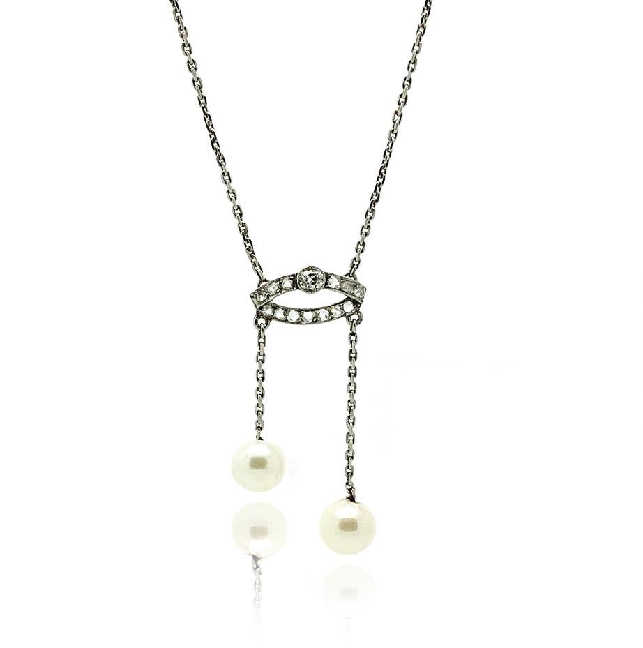Antike schwedische Tropfenkette im Art déco-Stil der 1920er Jahre. Diese atemberaubende Halskette besteht aus einer eleganten Diamantkrone mit zwei in Platin gefassten Kunstperlen. Der zentrale Diamant mit einem Gewicht von 0,25 ct ist ein weißer