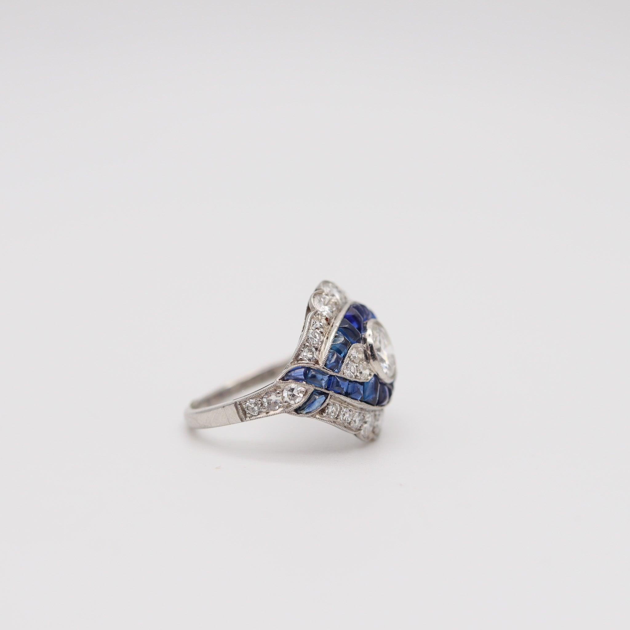 ART DECO 1925-30 Anello da cocktail in platino con 2,85 carati di diamanti e zaffiri In condizioni ottime in vendita a Miami, FL