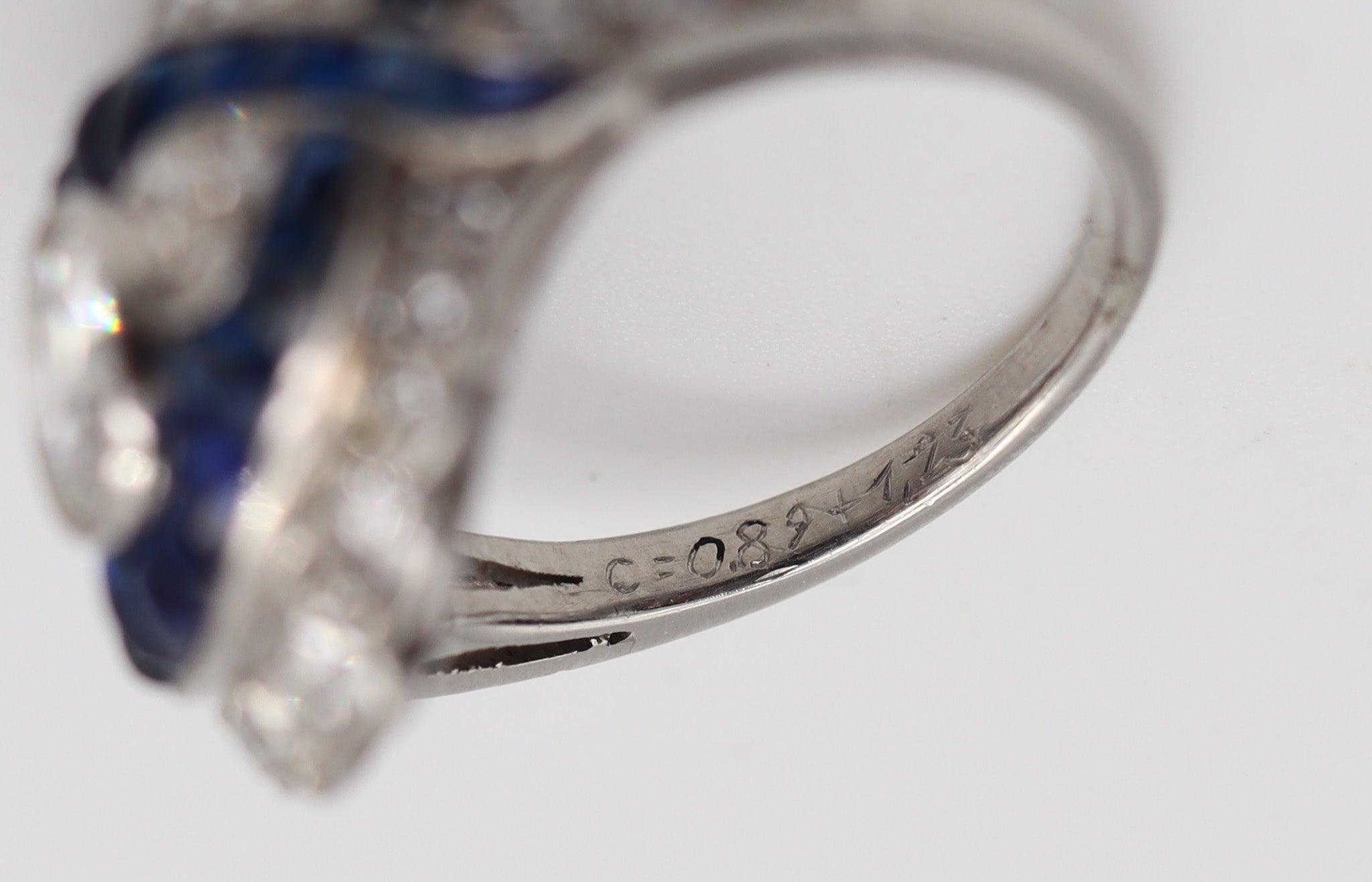 Donna ART DECO 1925-30 Anello da cocktail in platino con 2,85 carati di diamanti e zaffiri in vendita
