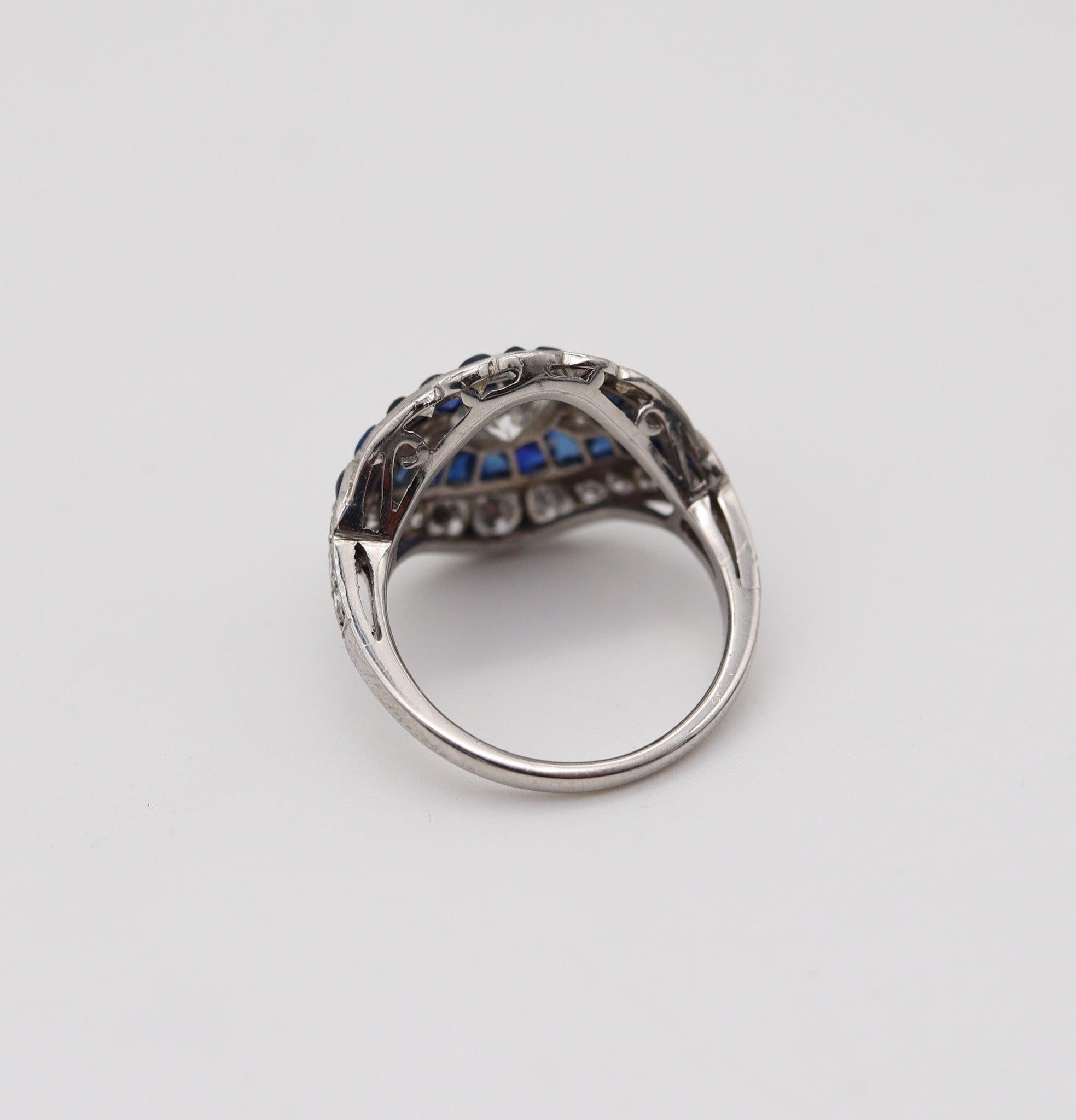 ART DECO 1925-30 Anello da cocktail in platino con 2,85 carati di diamanti e zaffiri in vendita 1
