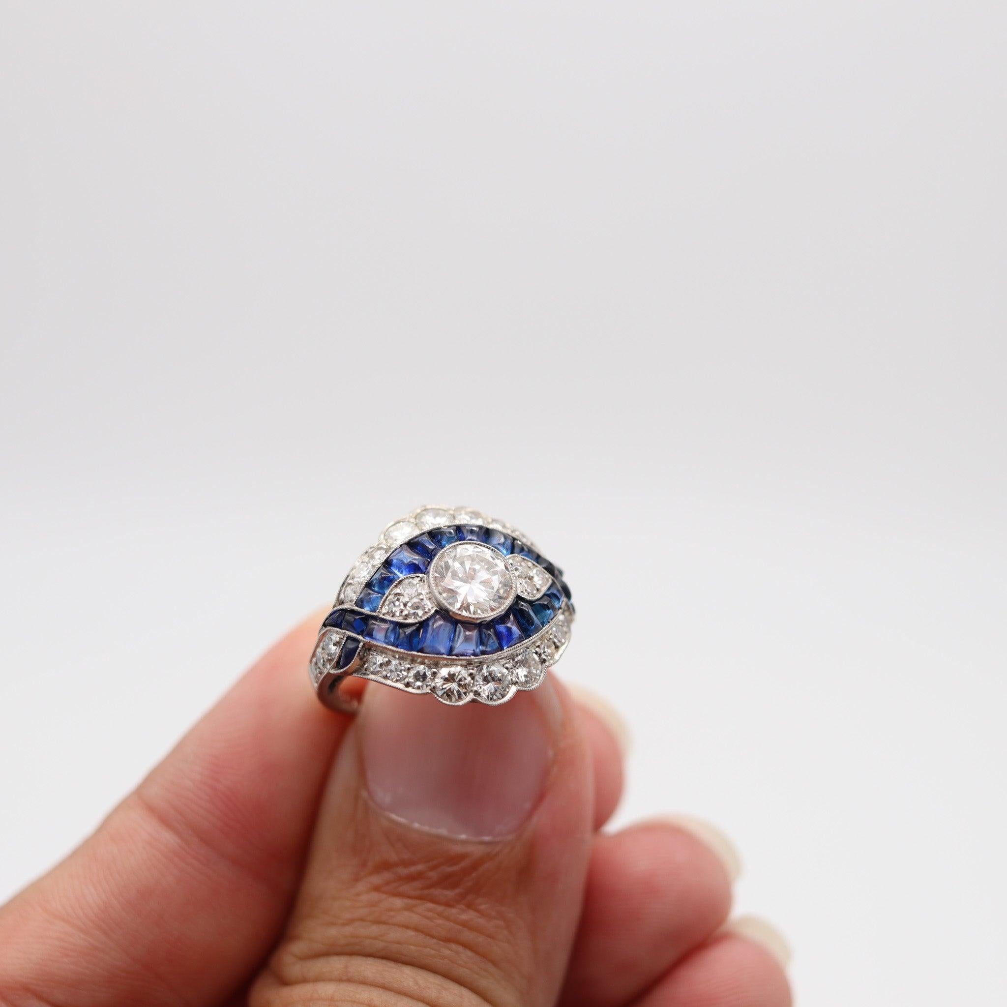 ART DECO 1925-30 Anello da cocktail in platino con 2,85 carati di diamanti e zaffiri in vendita 2