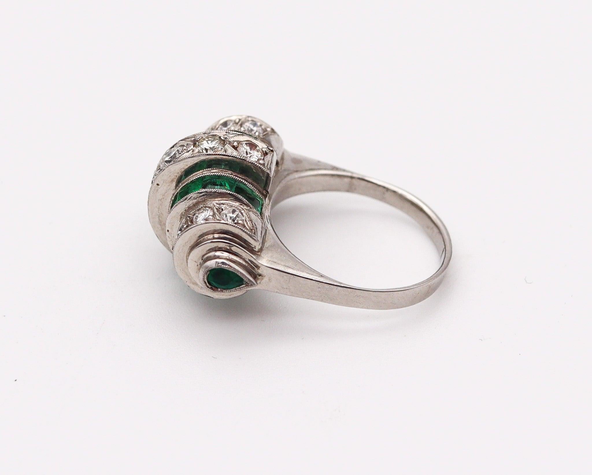 ART DECO 1925 Cocktail Geometric Ring In Platinum 3.19 Ctw Diamonds & Emeralds In Excellent Condition For Sale In Miami, FL