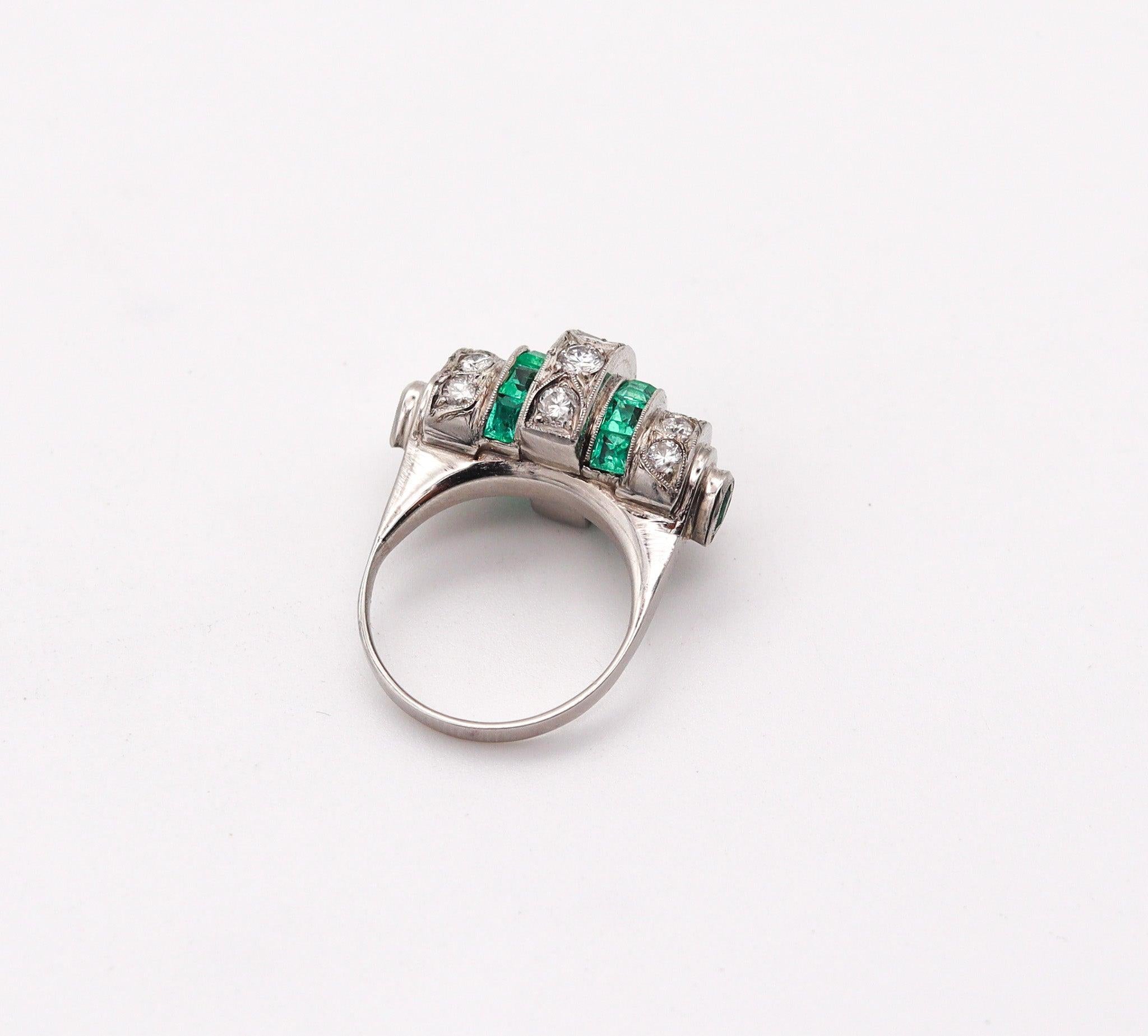Women's ART DECO 1925 Cocktail Geometric Ring In Platinum 3.19 Ctw Diamonds & Emeralds For Sale