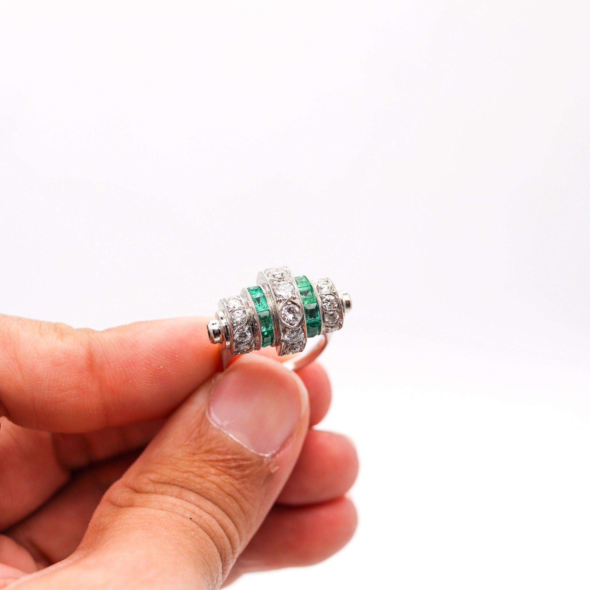 ART DECO 1925 Cocktail Geometric Ring In Platinum 3.19 Ctw Diamonds & Emeralds For Sale 1