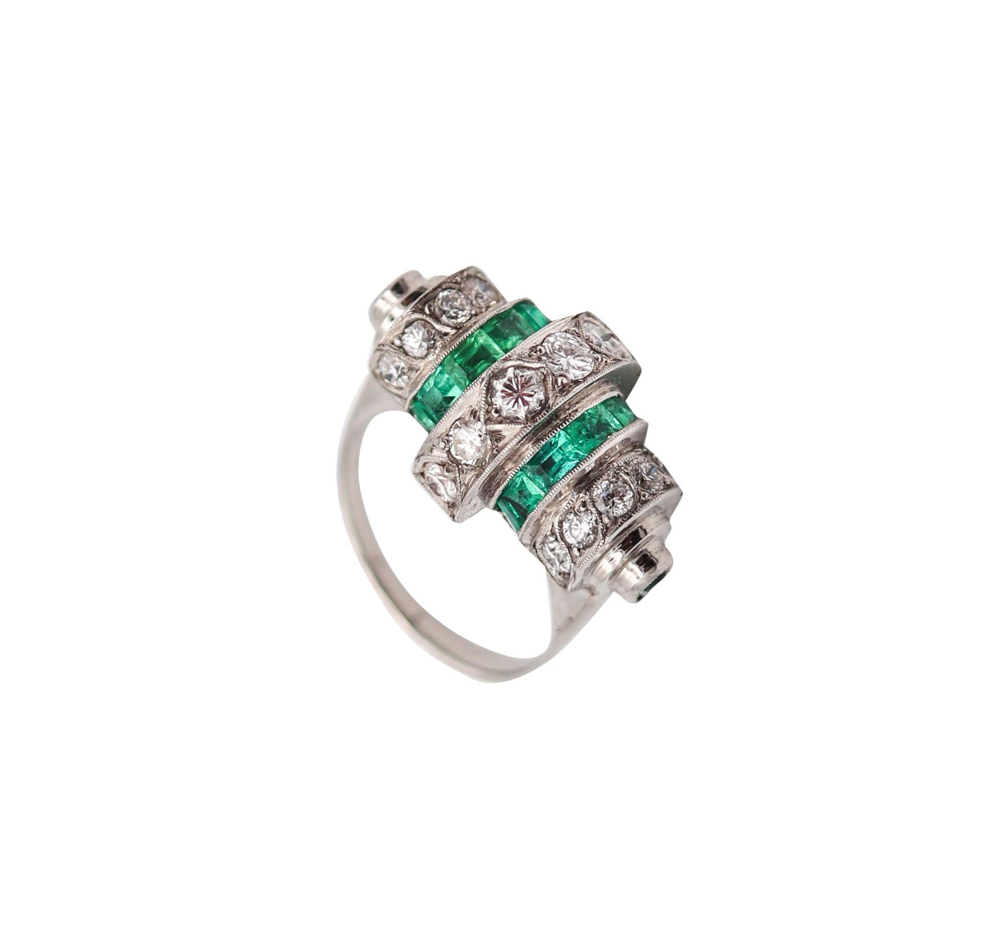 ART DECO 1925 Cocktail Geometric Ring In Platinum 3.19 Ctw Diamonds & Emeralds For Sale 2