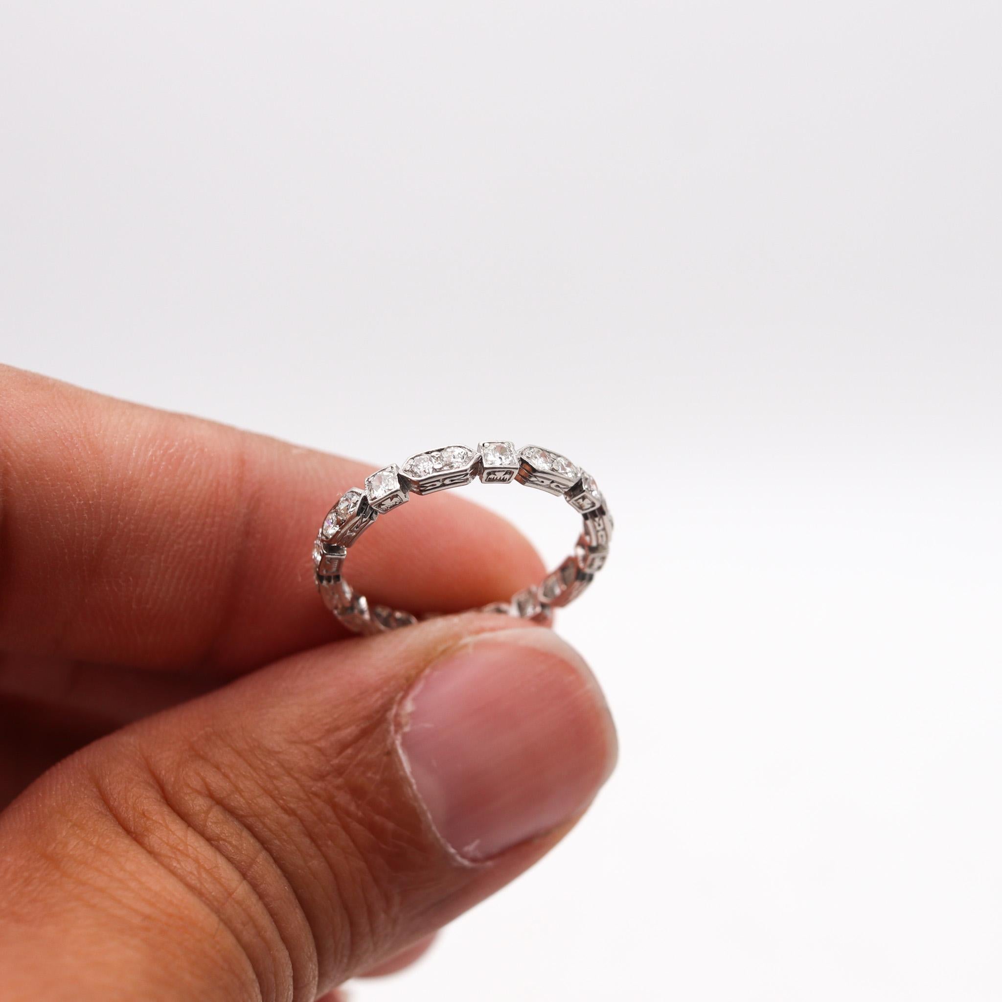 Art Deco 1925 Eternity-Ring aus Platin mit 1,20 Gesamtkaratgewicht in weißen Diamanten (Alteuropäischer Schliff)