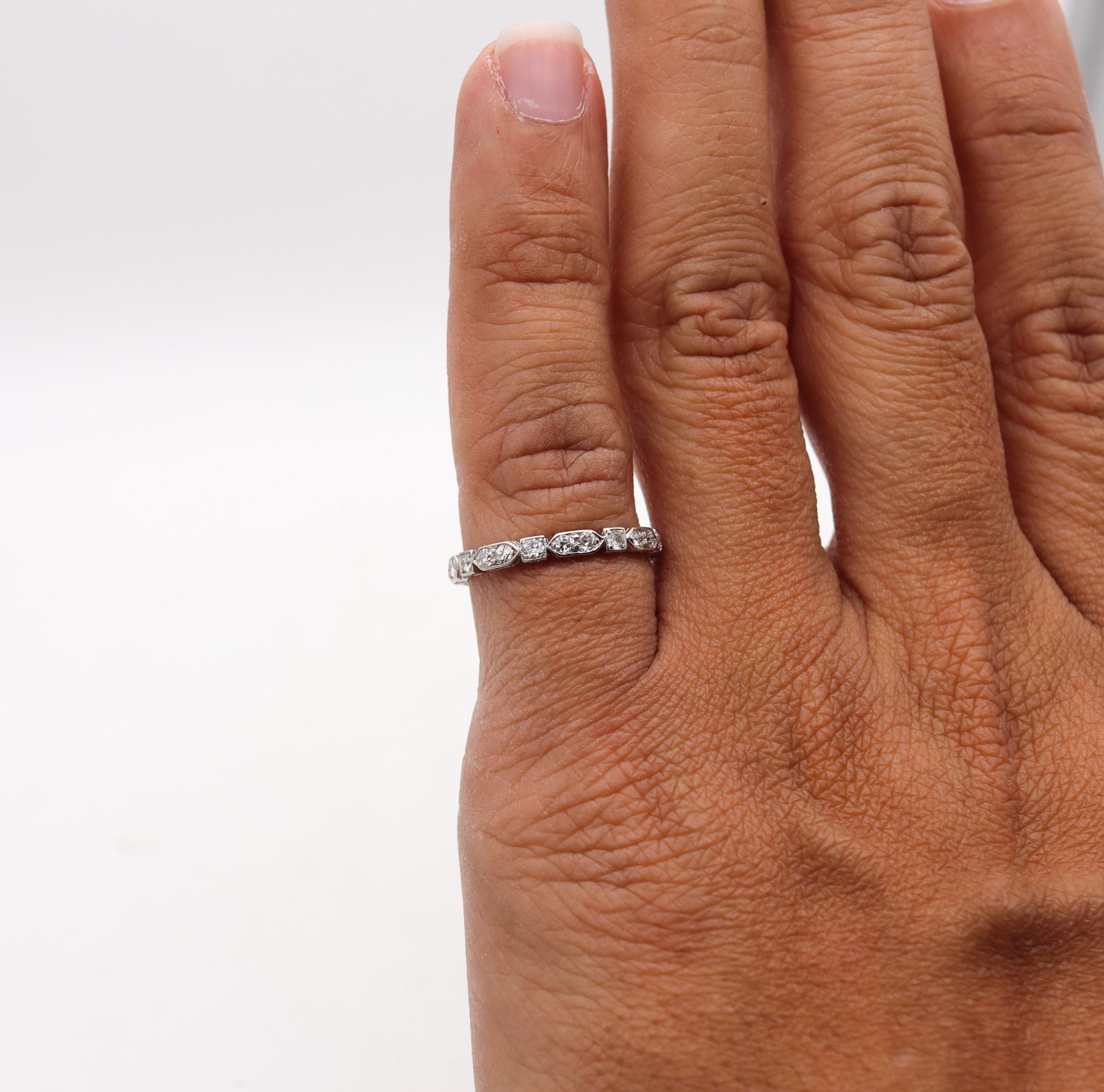 Art Deco 1925 Eternity-Ring aus Platin mit 1,20 Gesamtkaratgewicht in weißen Diamanten im Zustand „Hervorragend“ in Miami, FL