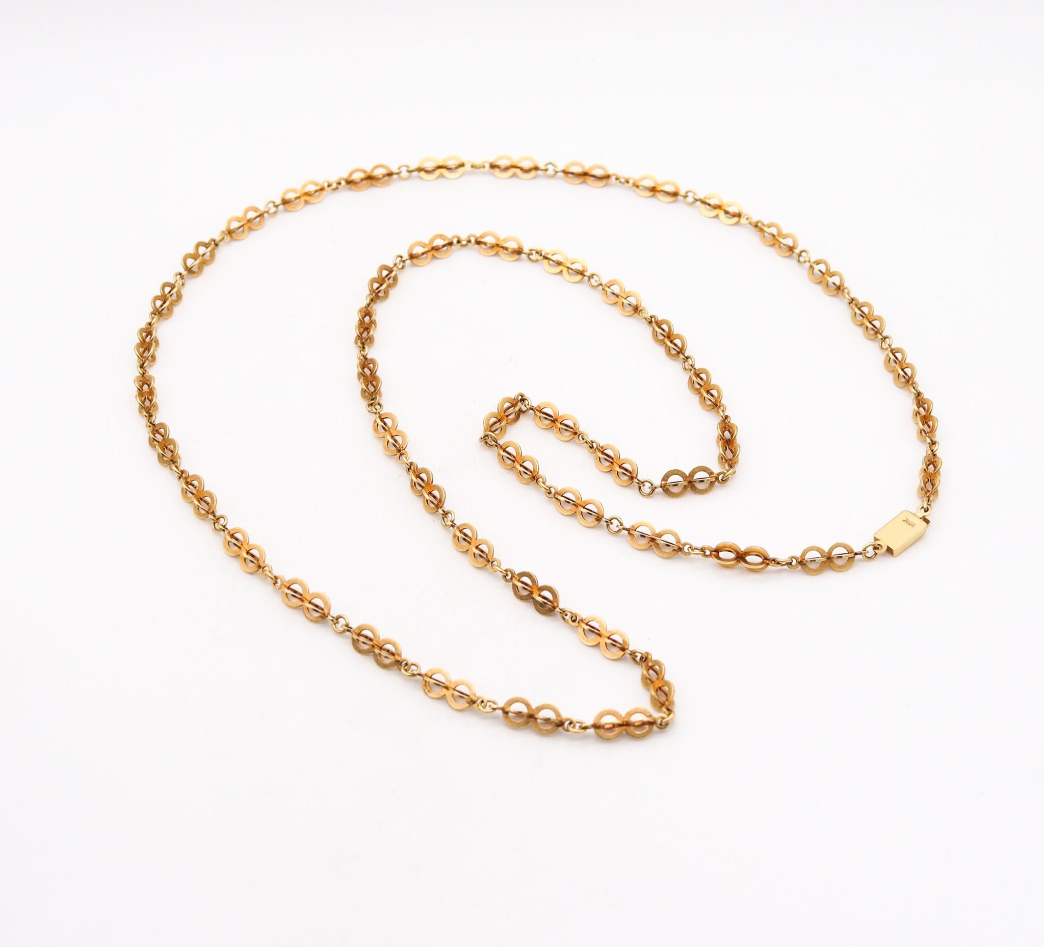 Geometrische lange Kette im Art-Deco-Stil.

Sehr schöne geometrische Kette, die in der Zeit des Art Déco im Jahr 1925 entstand. Höchstwahrscheinlich europäischen Ursprungs und sorgfältig Glied für Glied aus massivem 18-karätigem Gelbgold mit