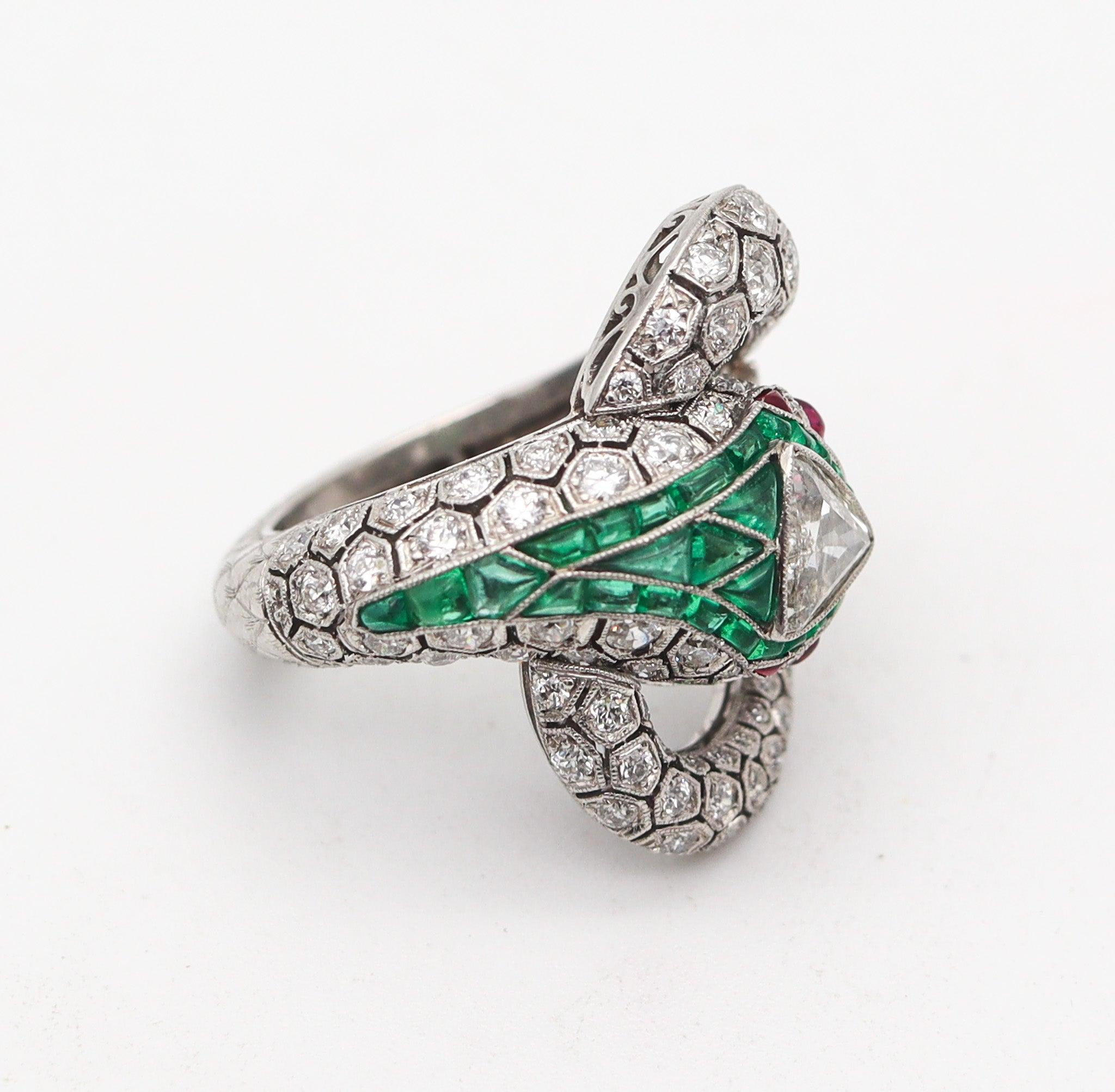 ART DECO 1925 Fabulous Snake Ring In Platinum And 6.47 Ctw Diamonds & Emeralds In Excellent Condition In Miami, FL