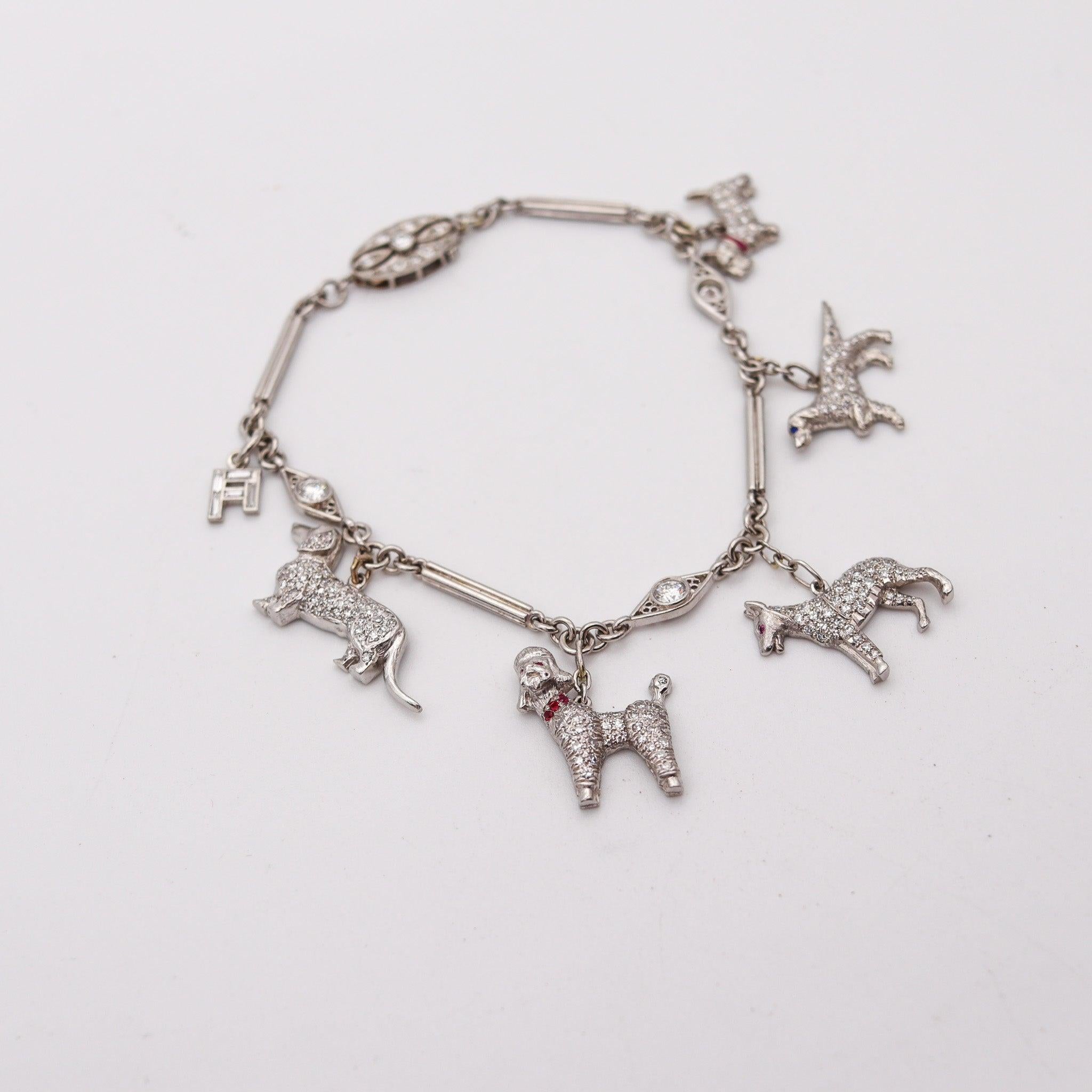 ART DECO 1925 Fünf Hunde-Charms-Armband aus Platin mit 4,03 Karat Diamanten (Art déco) im Angebot