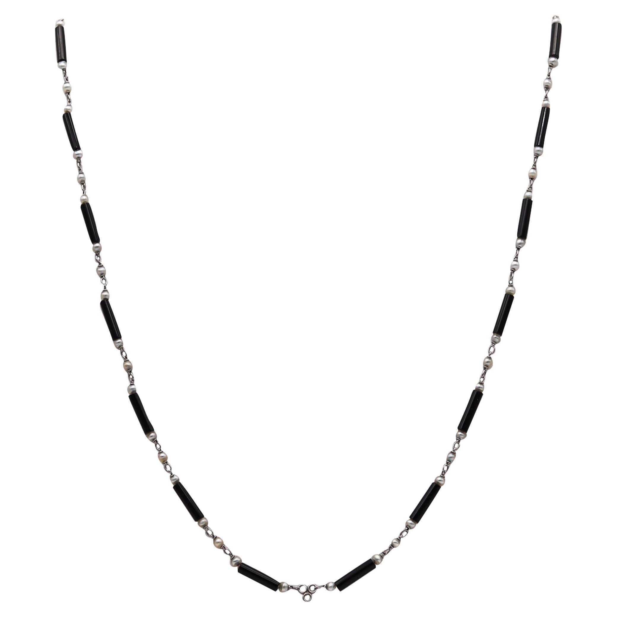 Art Deco 1925 Long Sautoir Stations Necklace In Platinum With Pearls And Onyxes For Sale