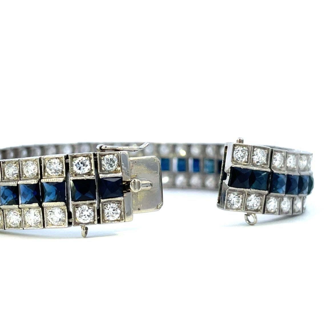 Dieses dreireihige Art-Déco-Armband aus Platin mit blauen Saphiren im französischen Schliff aus dem Jahr 1925 ist ein echtes Erbstück aus der glitzernden und glamourösen Zeit der Goldenen Zwanziger. Dieses atemberaubende Armband zeichnet sich durch