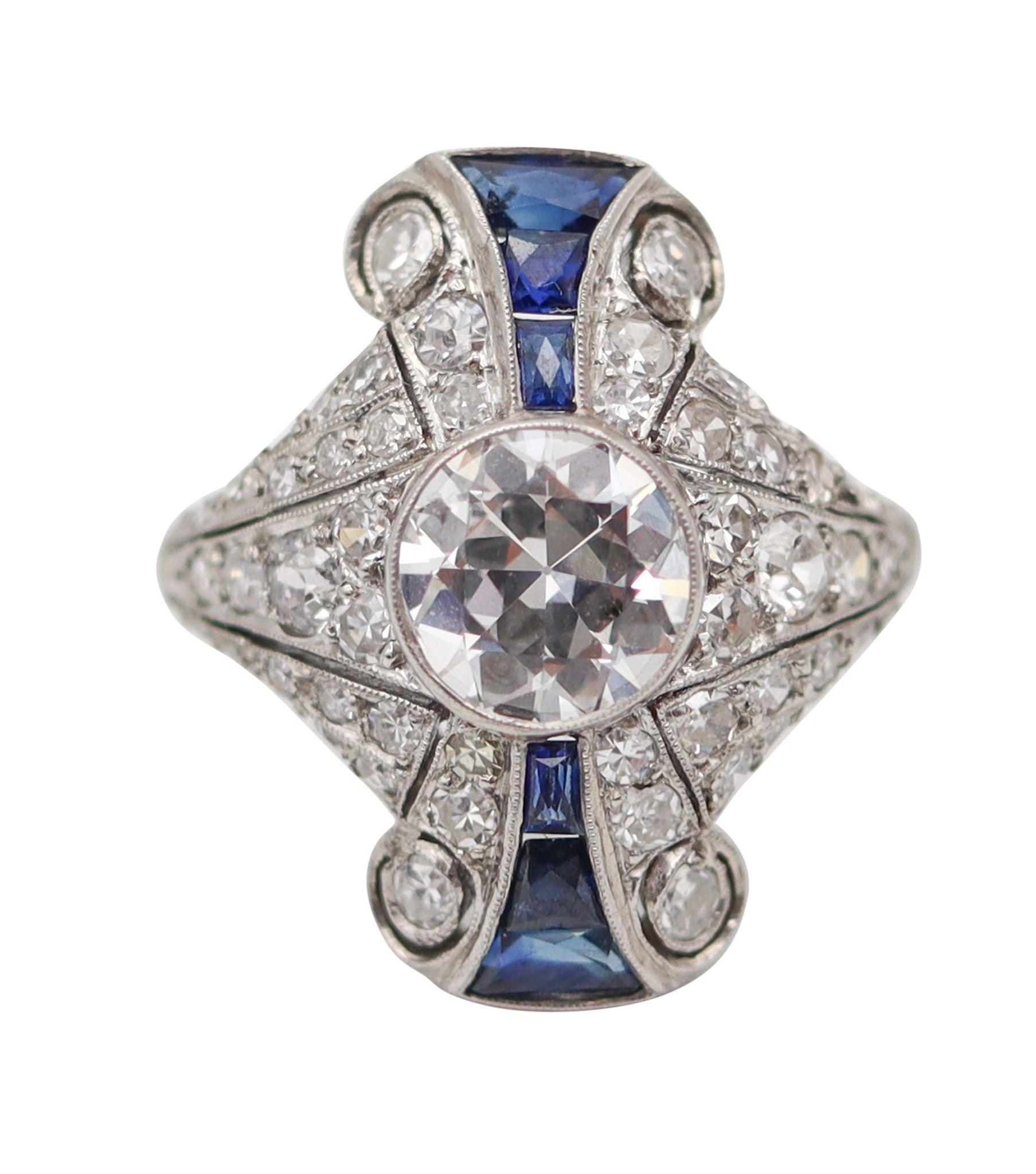 Anello Art Deco americano con diamanti e zaffiri.

Si tratta di un eccezionale anello da cocktail antico creato in America durante il periodo Art-deco, nel 1925. Il bellissimo anello è splendido, di chiaro stampo art déco ed è stato magistralmente