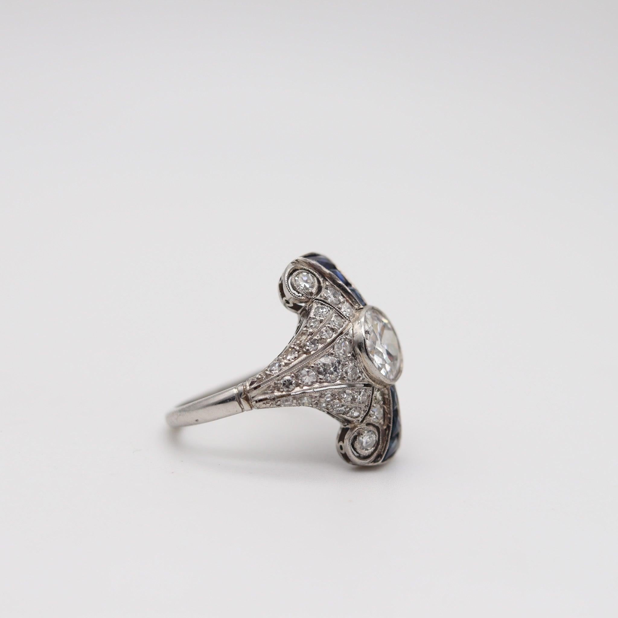 Art Déco Anello ART DECO 1925 in platino con 3,65 carati di diamanti e zaffiri in vendita