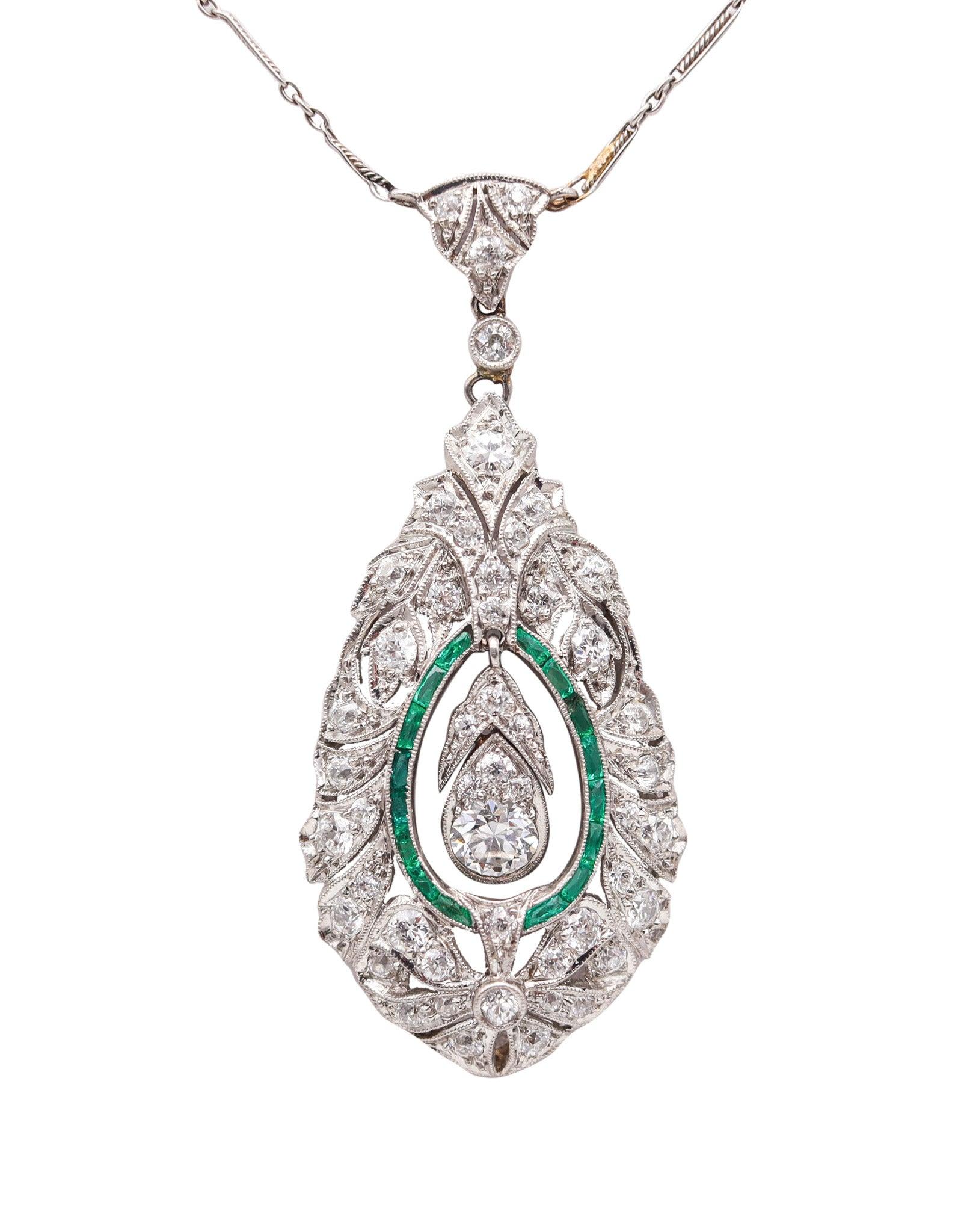 Art-Deco 1925 Platinum Necklace With VS Diamonds 
Colombian Vivid Emeralds im Angebot