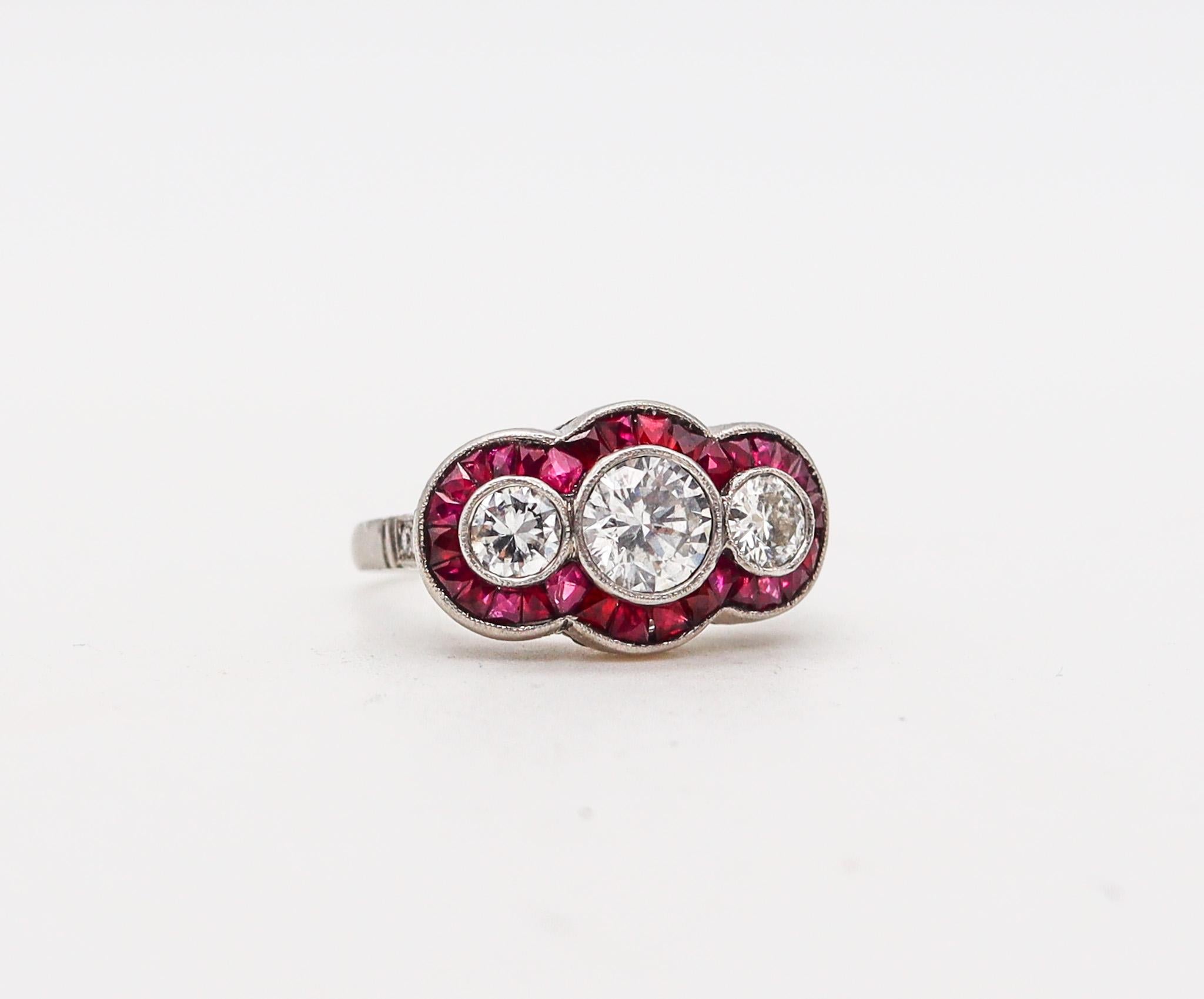 Ein Art-Deco-Ring mit drei Steinen und Rubinen.

Schöner Ring mit drei Diamanten, der in Amerika während der Art-Déco-Periode im Jahr 1925 geschaffen wurde. Dieser schöne Ring schreit eindeutig nach Art déco und wurde aus massivem Platin mit