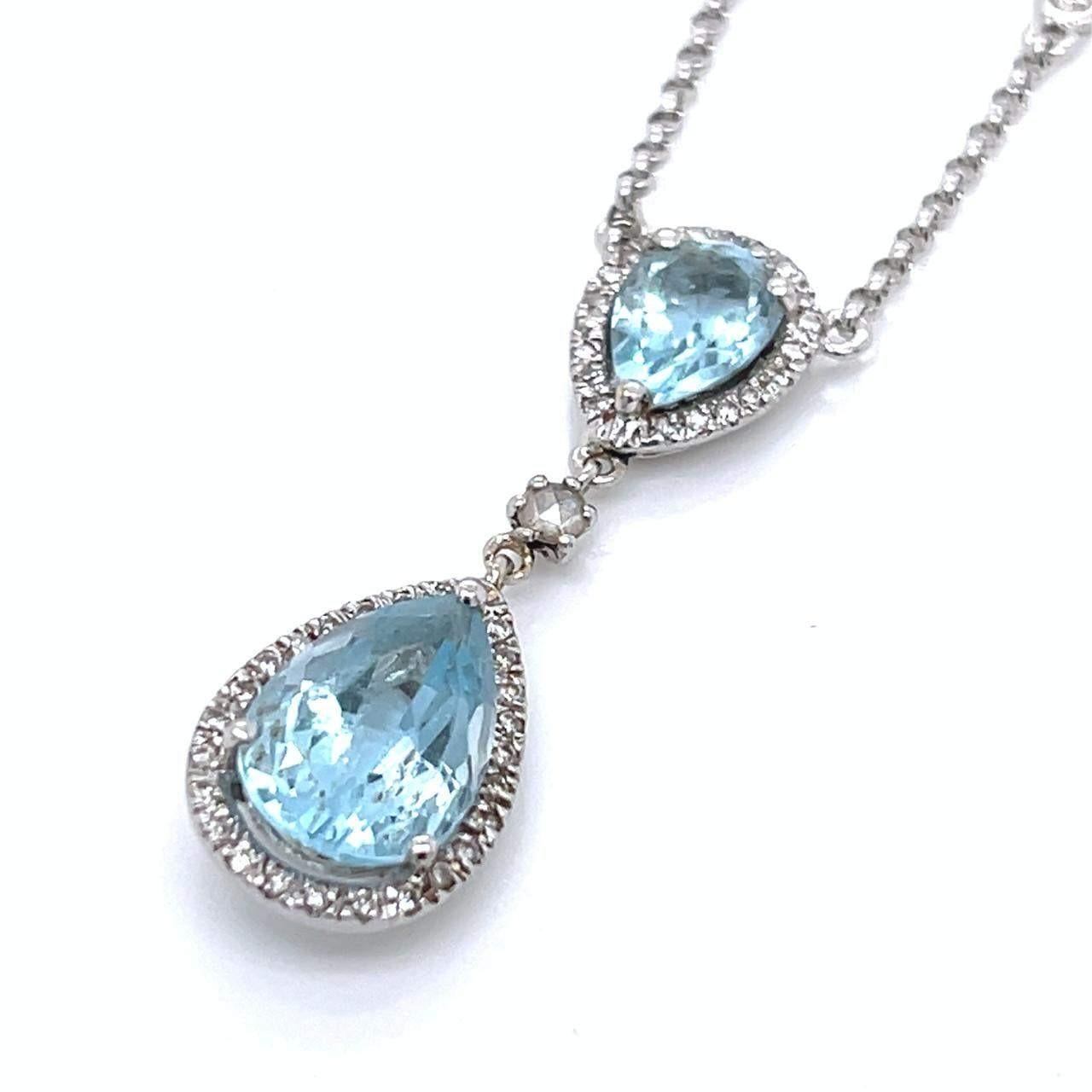 Scopri il fascino di questa squisita collana con ciondolo, caratterizzata da un affascinante topazio blu e da splendidi diamanti. Realizzato in oro bianco 18 carati, questo pezzo incarna eleganza e raffinatezza.

La collana presenta uno splendido