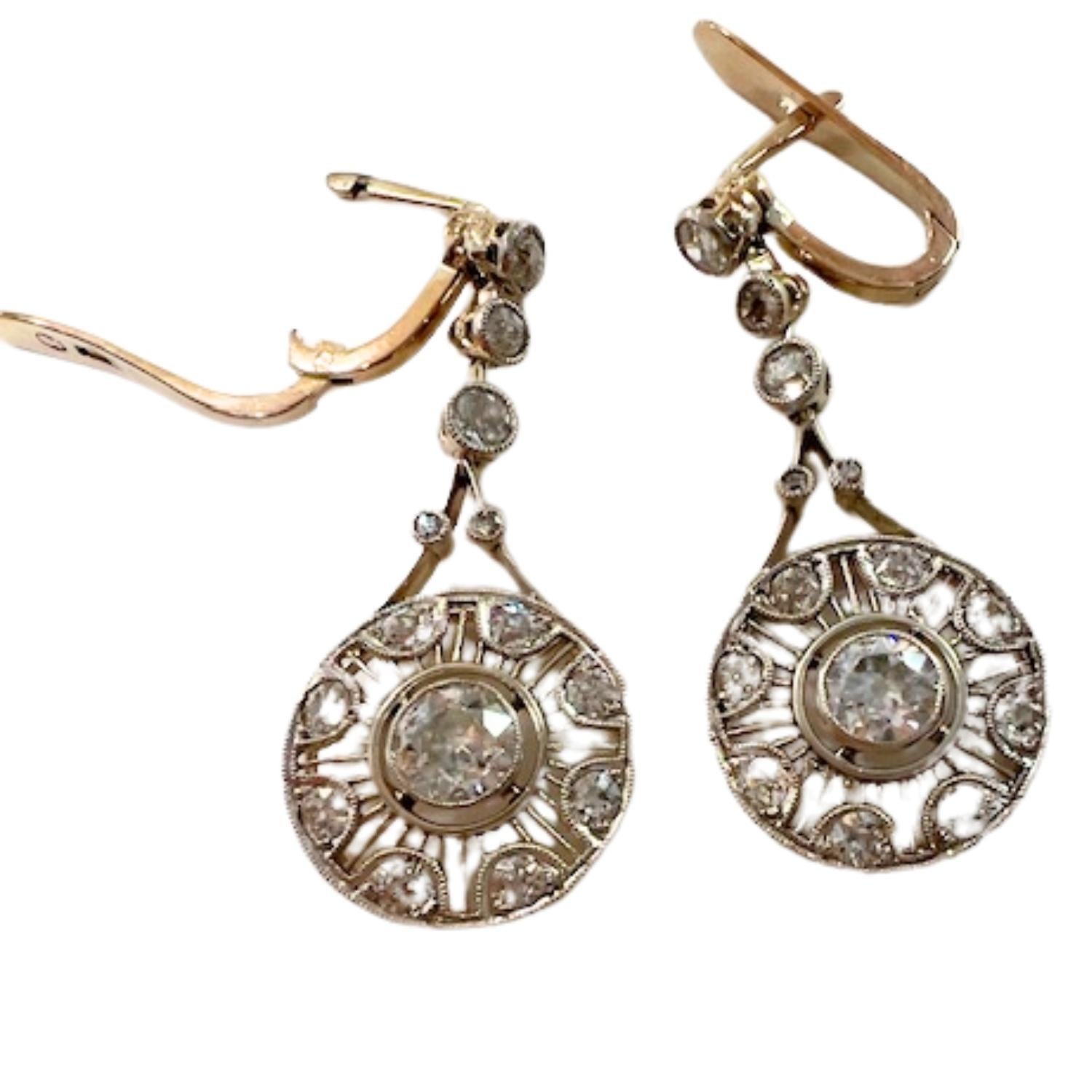 Questi orecchini Art Deco dell'epoca 1930-1935 sono realizzati in oro 18 carati con inserti in platino e diamanti. 
Il peso è di 7,24 grammi. 
Gli orecchini includono 28 diamanti taglio vecchio, per un totale di 2,26 carati, con purezza VS-SI e