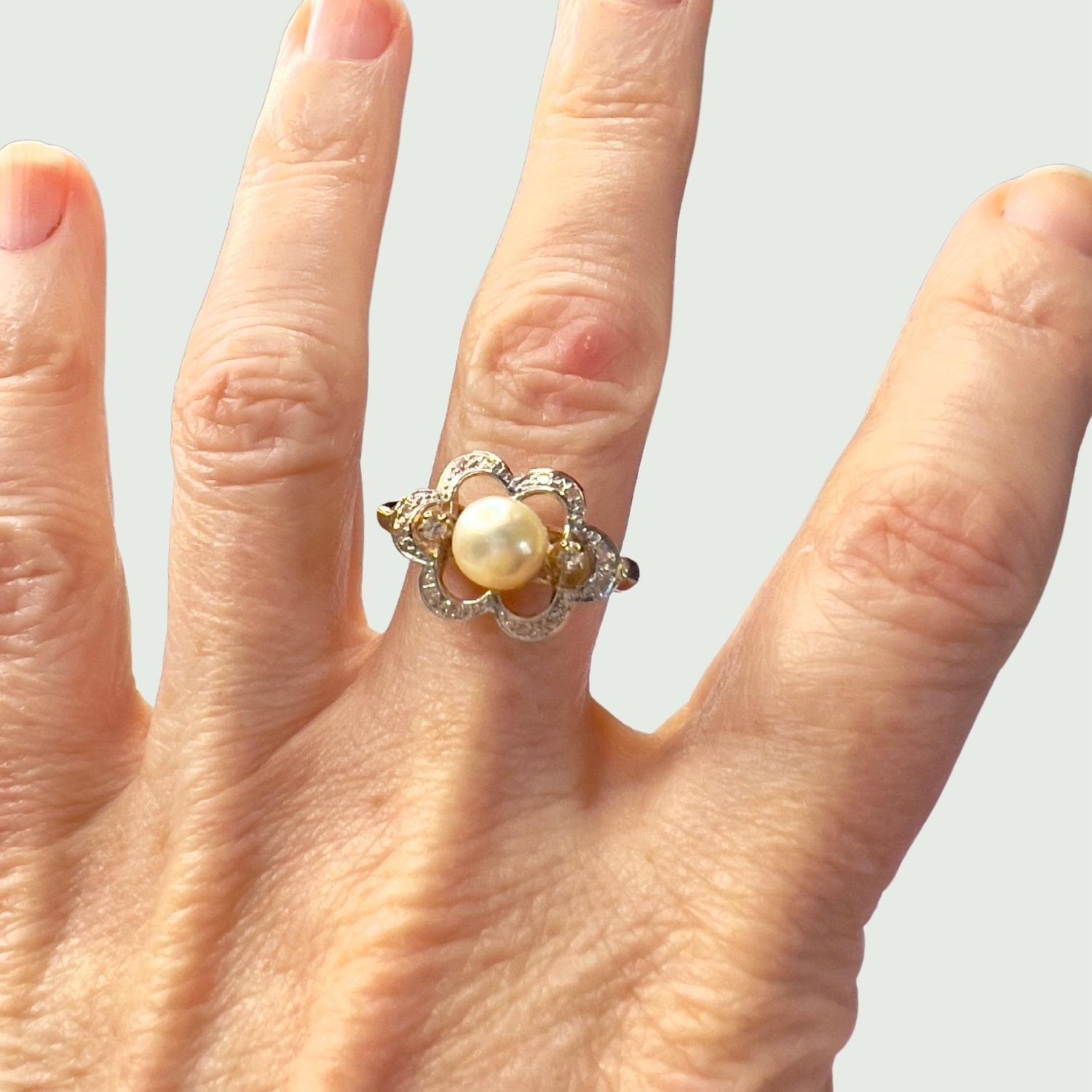 Art Deco design ring from the 1930-1935 period, crafted in 18K yellow gold. It features simple-cut Diamonds totaling 0.20 carats and a cultured pearl. The ring has a weight of 6.12 grams and is sized 13.5/53.5. The Diamonds are of VS-SI clarity and