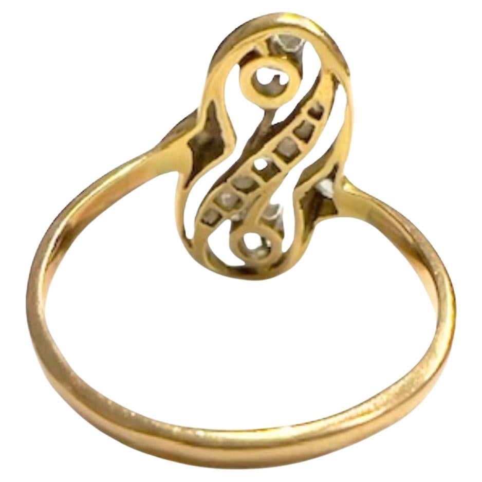 Dieser Ring im Art-déco-Design aus den Jahren 1930-1935 ist aus 18 Karat Gold mit Platinakzenten gefertigt und mit Diamanten im Antik- und Rosenschliff besetzt. Die Diamanten haben insgesamt 0,30 Karat und sind von der Reinheit SI und dem Farbgrad