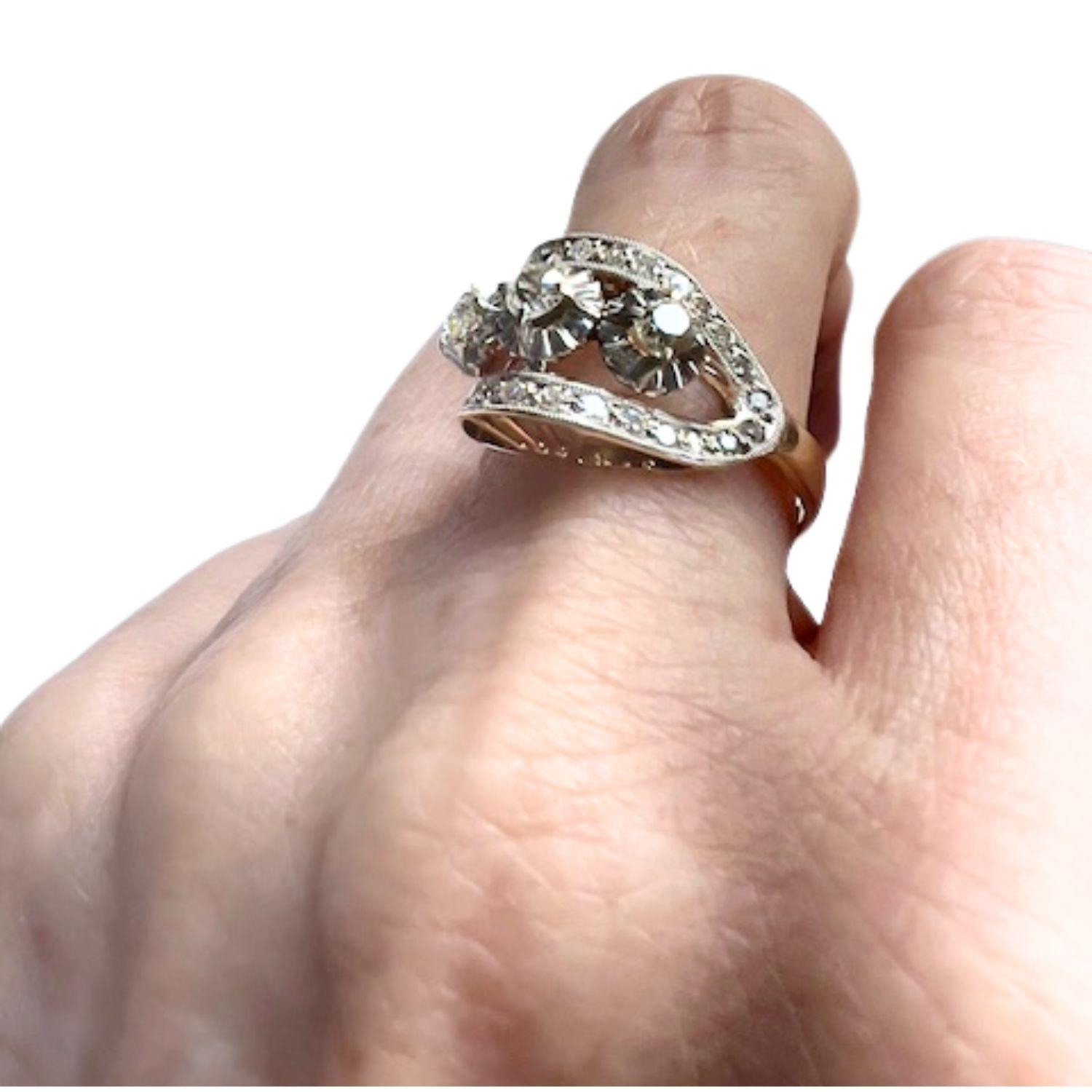 Descripción:
Este anillo Art Déco de la época 1930-1935 está elaborado en oro de 18 quilates y platino, y lleva diamantes. Tiene un peso de 4,19 gramos y su talla es ES 19 / EU 59 / US 8.75. 
El anillo mide 1,2 cm de ancho y 2 cm de largo. La