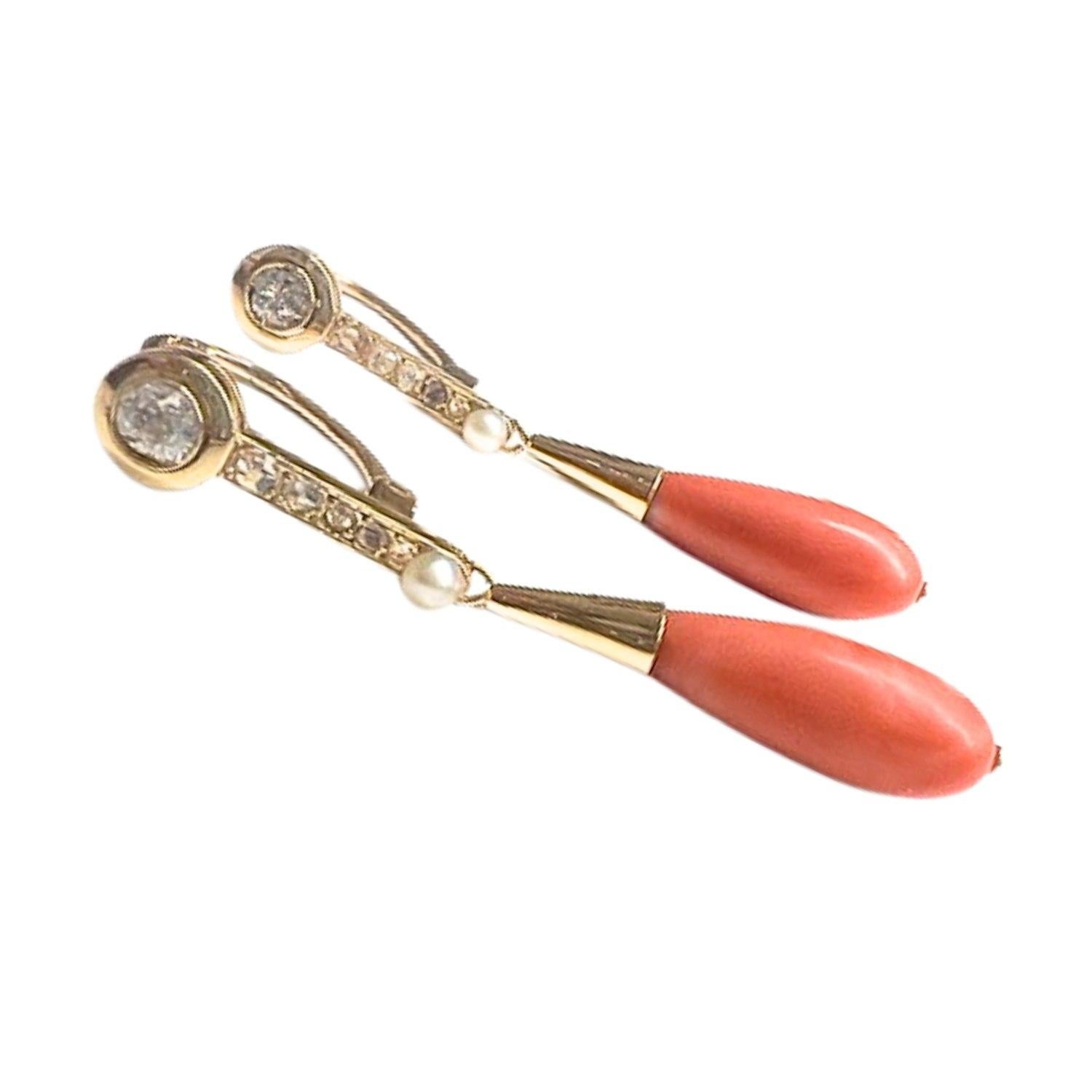 Art Deco 1930-1935 0.80 carats Diamond, Pearl, and Coral Gold  Earrings For Sale 1