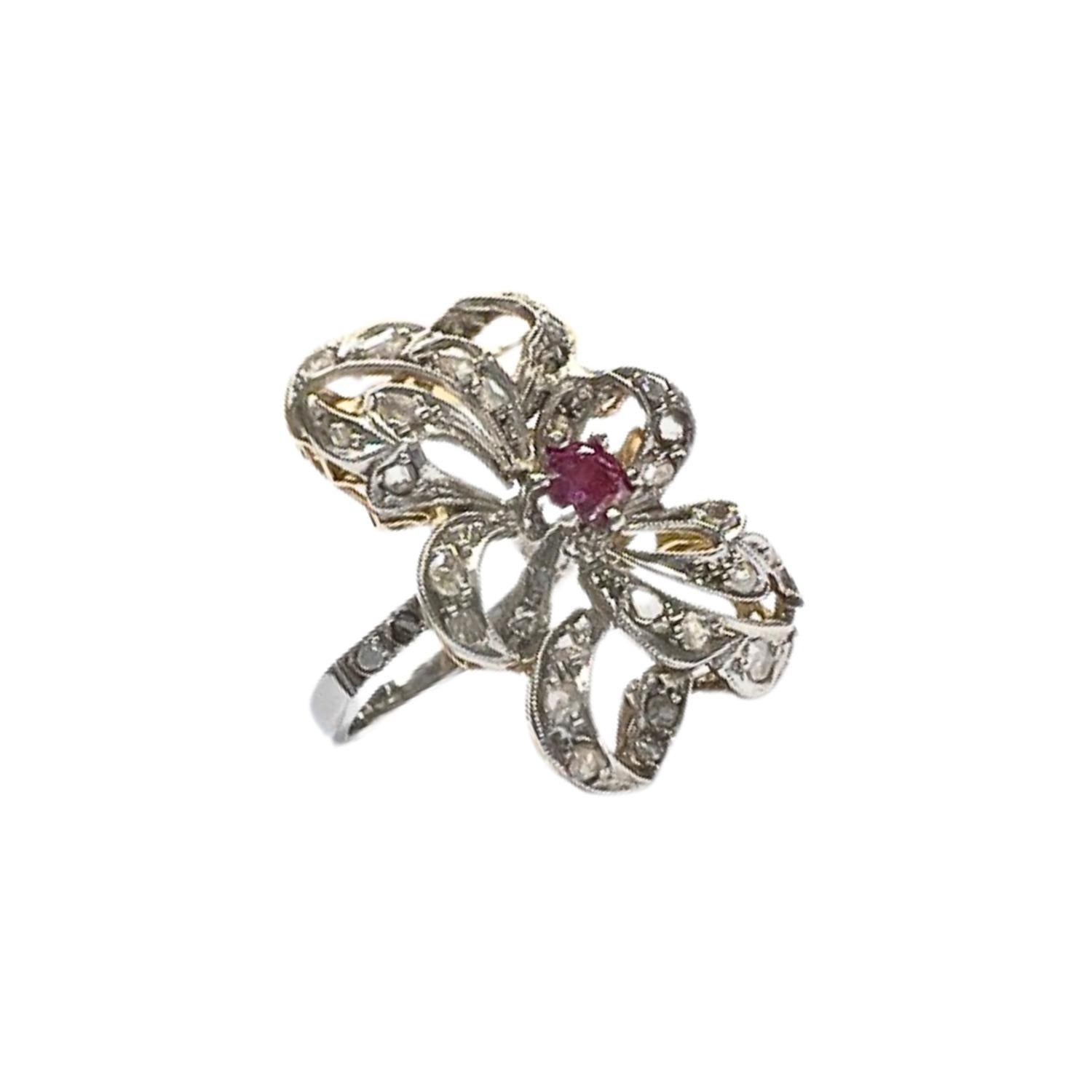 Cette bague de style Art déco datant des années 1930-1935 est réalisée en or 18 carats et en platine 950. Elle est ornée de diamants et d'un rubis. Il pèse 10,64 grammes et est de taille ES
 18.5/ EU 58.5. 
La bague est ornée de 34 diamants taillés