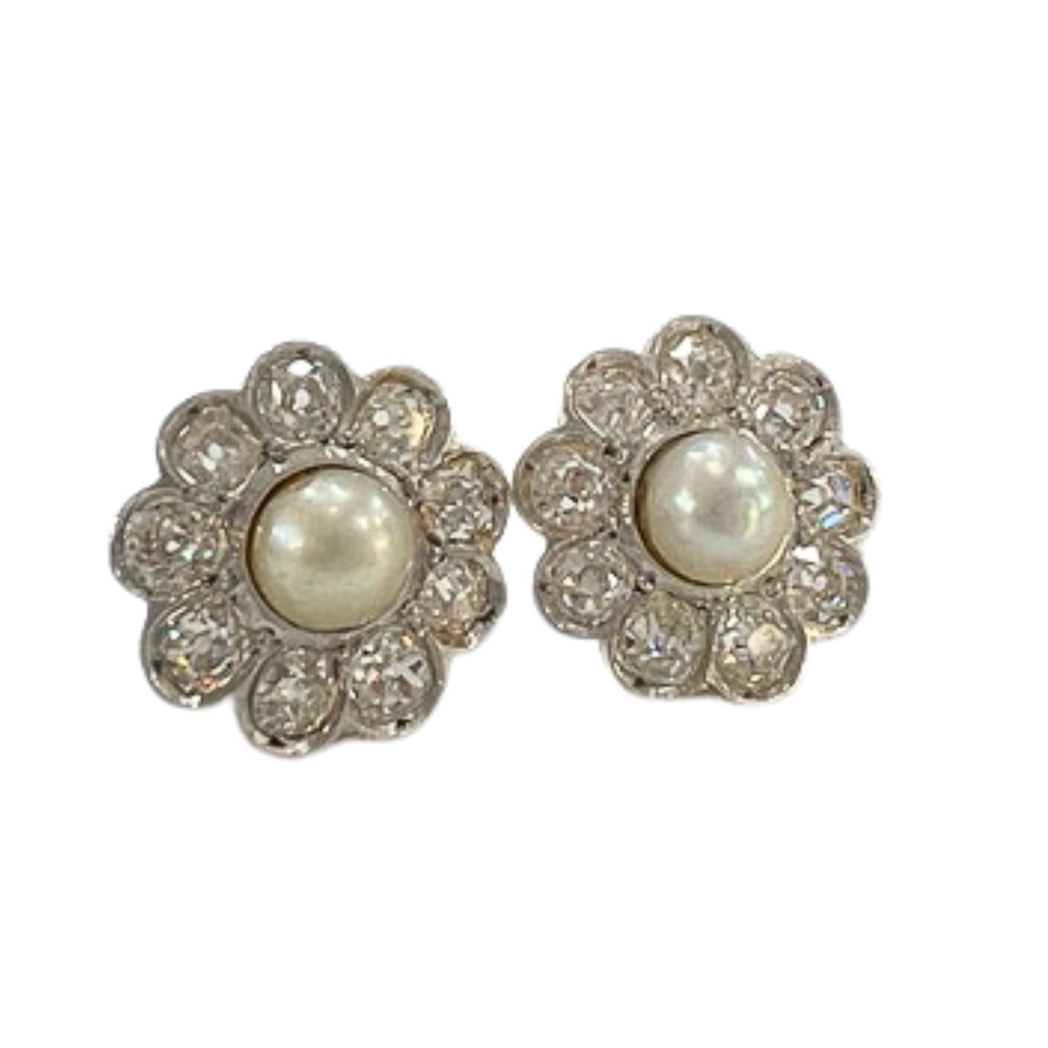 Art Déco Orecchini Art Deco 1930-1935 con diamanti 1,44 ct e perle in oro 18k e platino in vendita