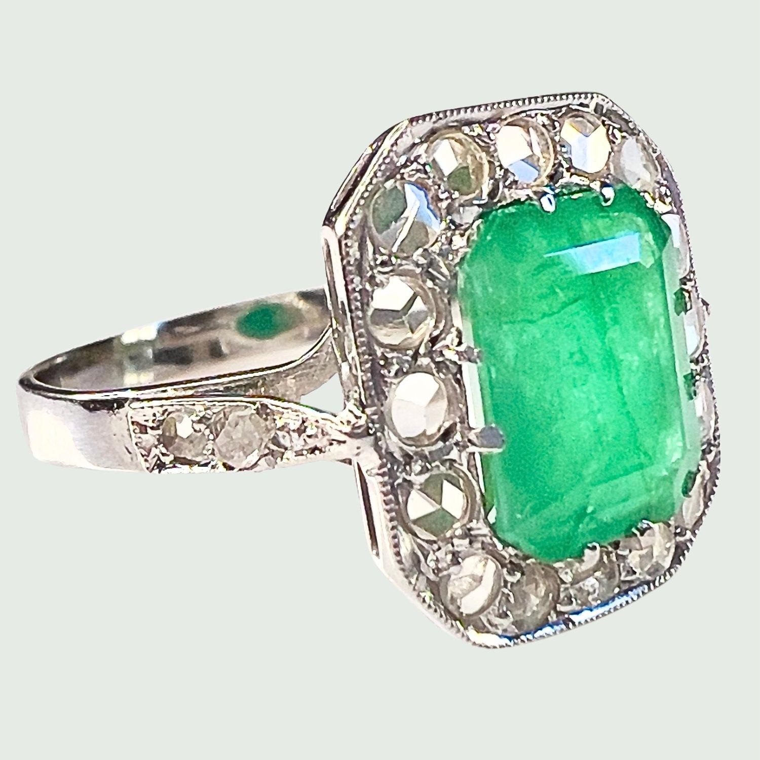 Art Deco 1930-1935 Diamonds and Emerald white Gold Ring In Good Condition For Sale In MADRID, ES