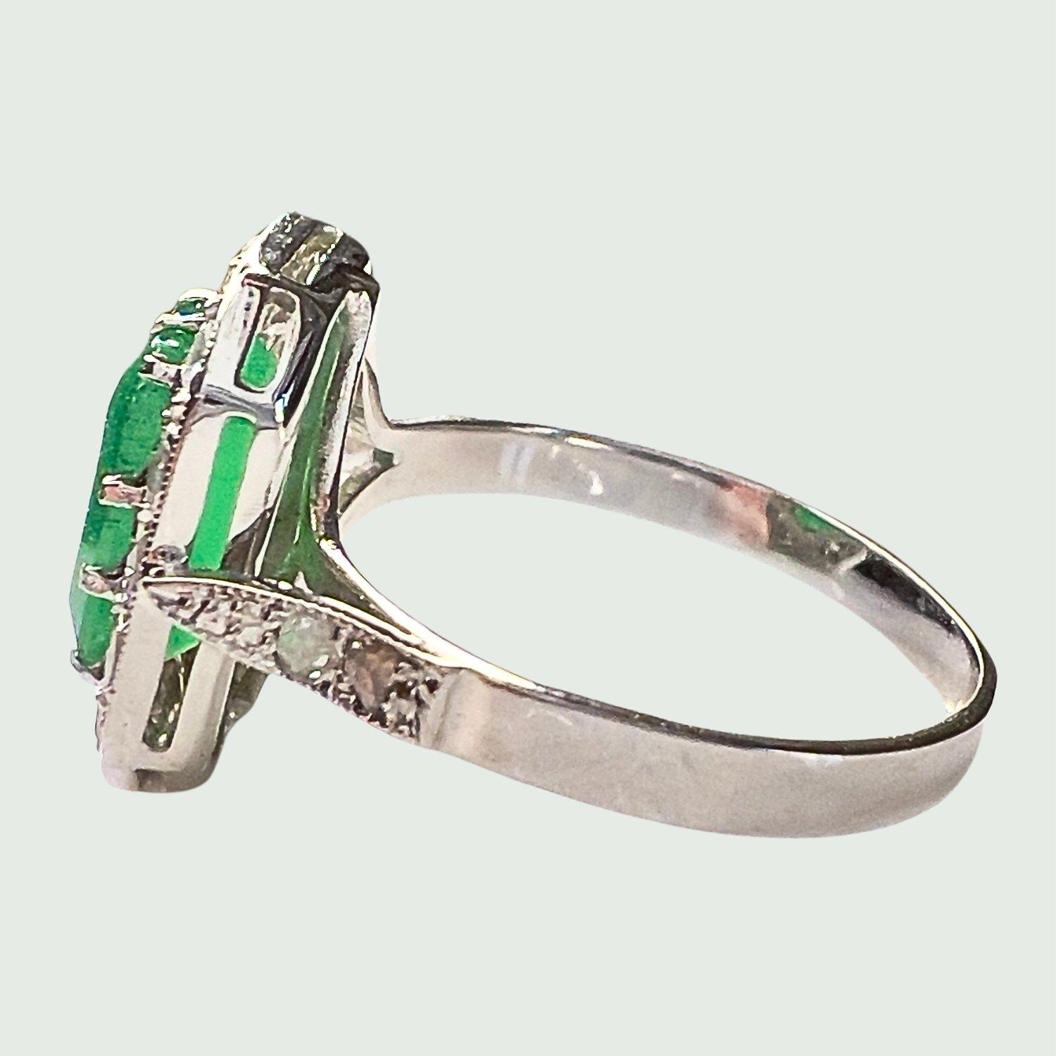 Women's Art Deco 1930-1935 Diamonds and Emerald white Gold Ring For Sale