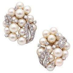 Clips d'oreilles Art déco 1930 en platine avec perles et diamants VS de 1,74 carat