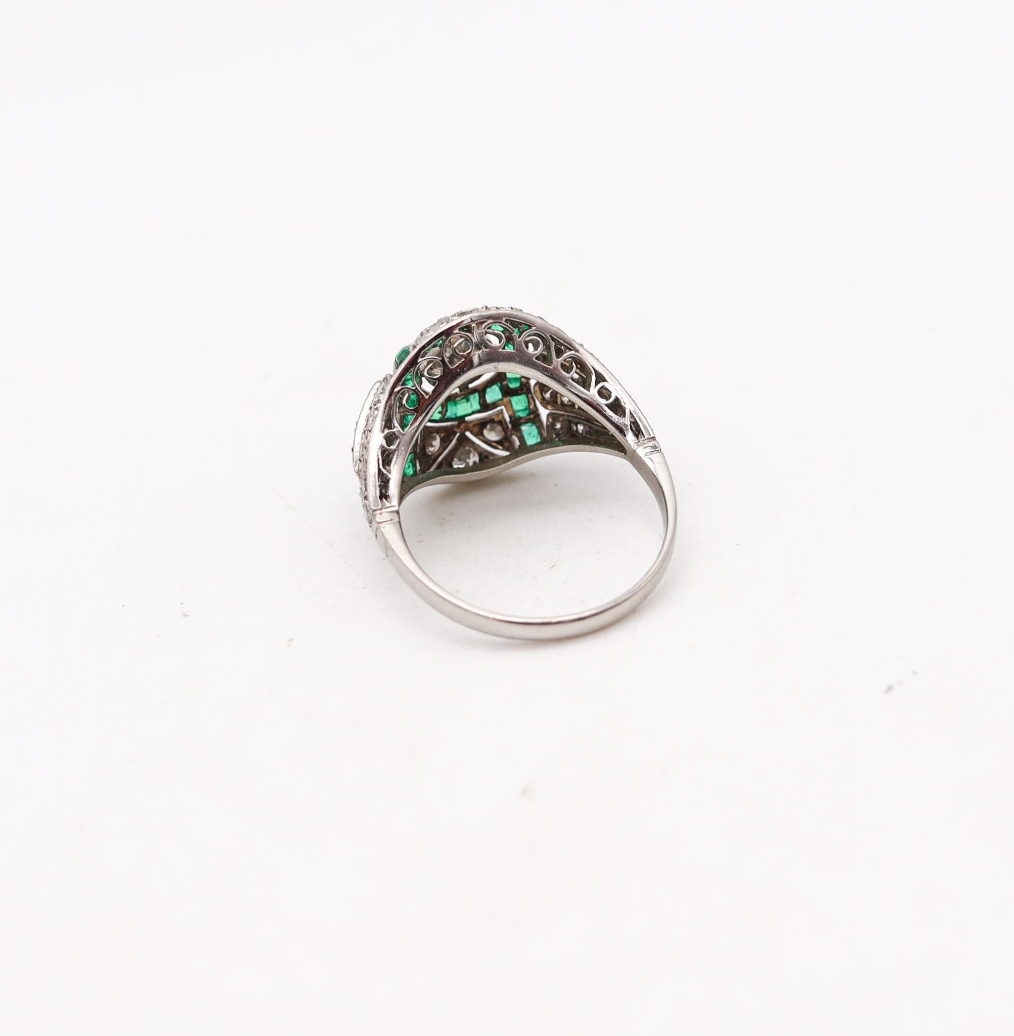 Art Deco 1930 Cocktail Bombe Ring In Platinum With 3.19 Ctw Diamonds And Emerald In Excellent Condition For Sale In Miami, FL