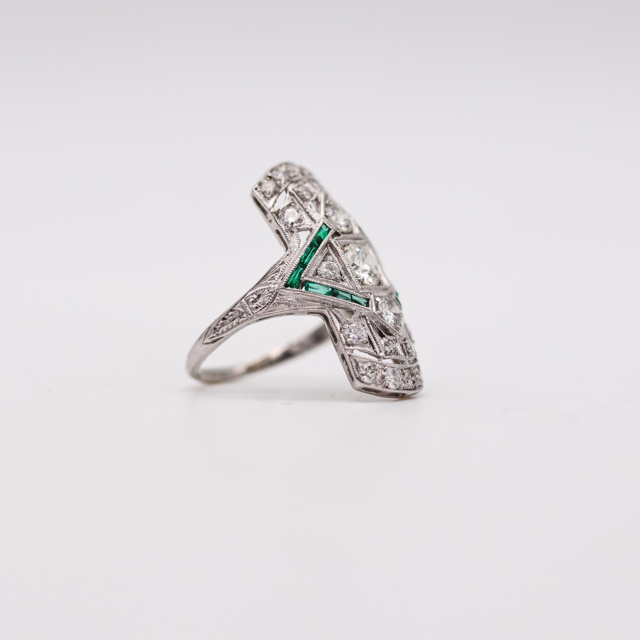 Round Cut Art Deco 1930 Cocktail Ring In Platinum With 1.55 Ctw In Diamonds And Emerald For Sale