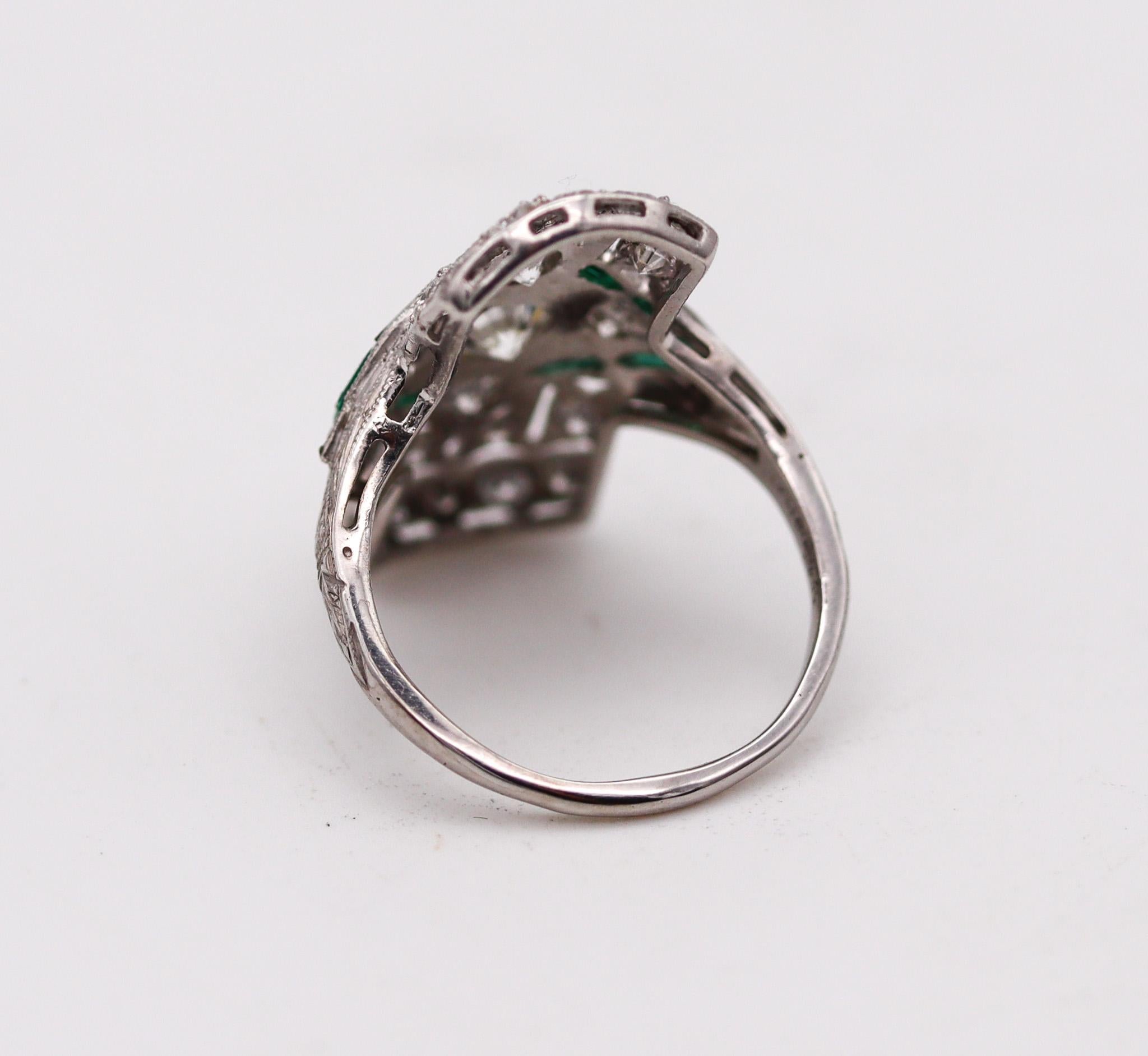 Art Deco 1930 Cocktail Ring In Platinum With 1.55 Ctw In Diamonds And Emerald In Excellent Condition For Sale In Miami, FL
