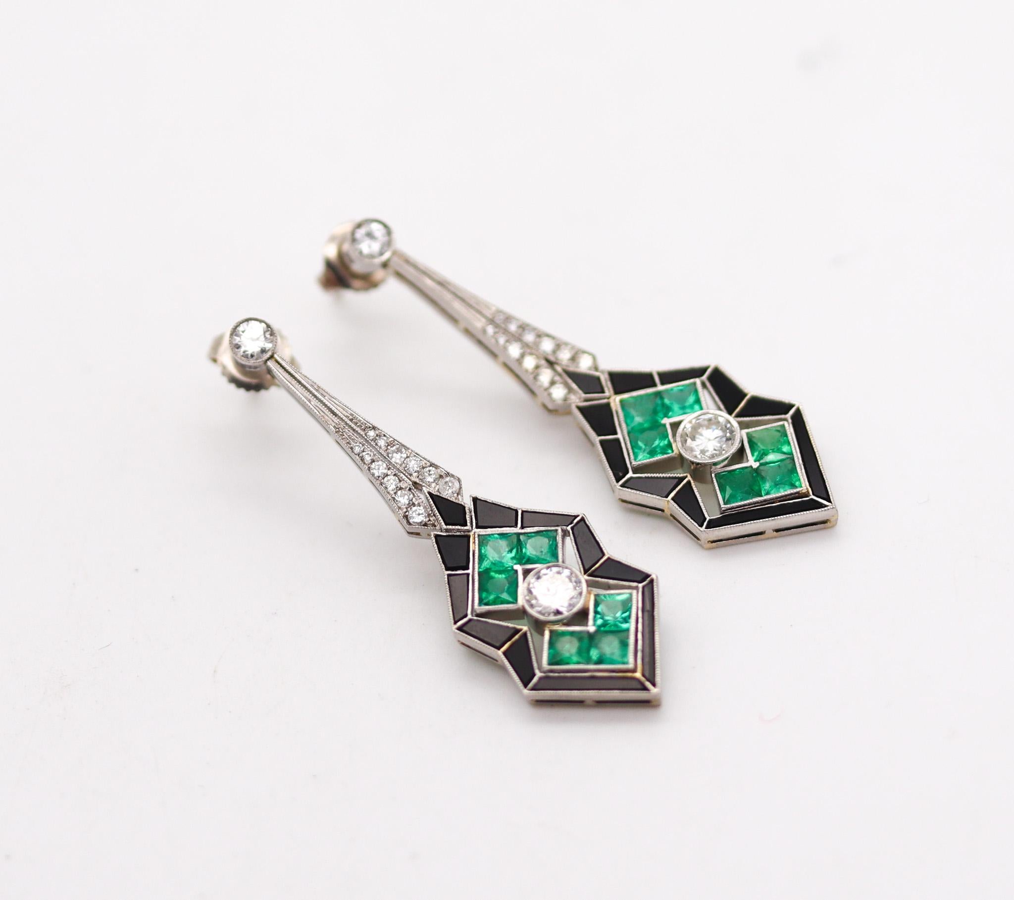 Round Cut Art Deco 1930 Dangle Earrings In Platinum With 10.52 Ctw In Diamonds & Emeralds For Sale