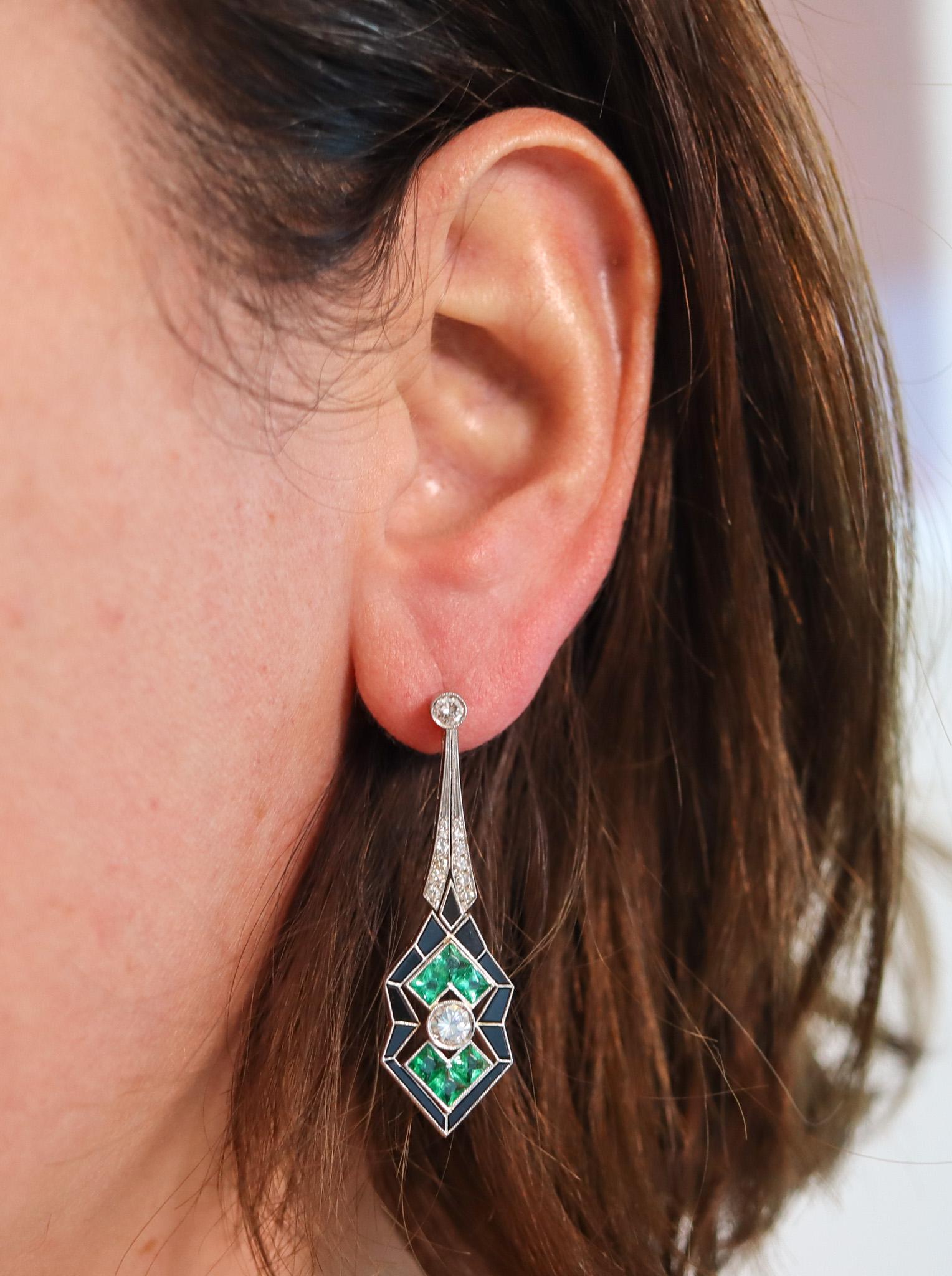 Art Deco 1930 Dangle Earrings In Platinum With 10.52 Ctw In Diamonds & Emeralds For Sale 4