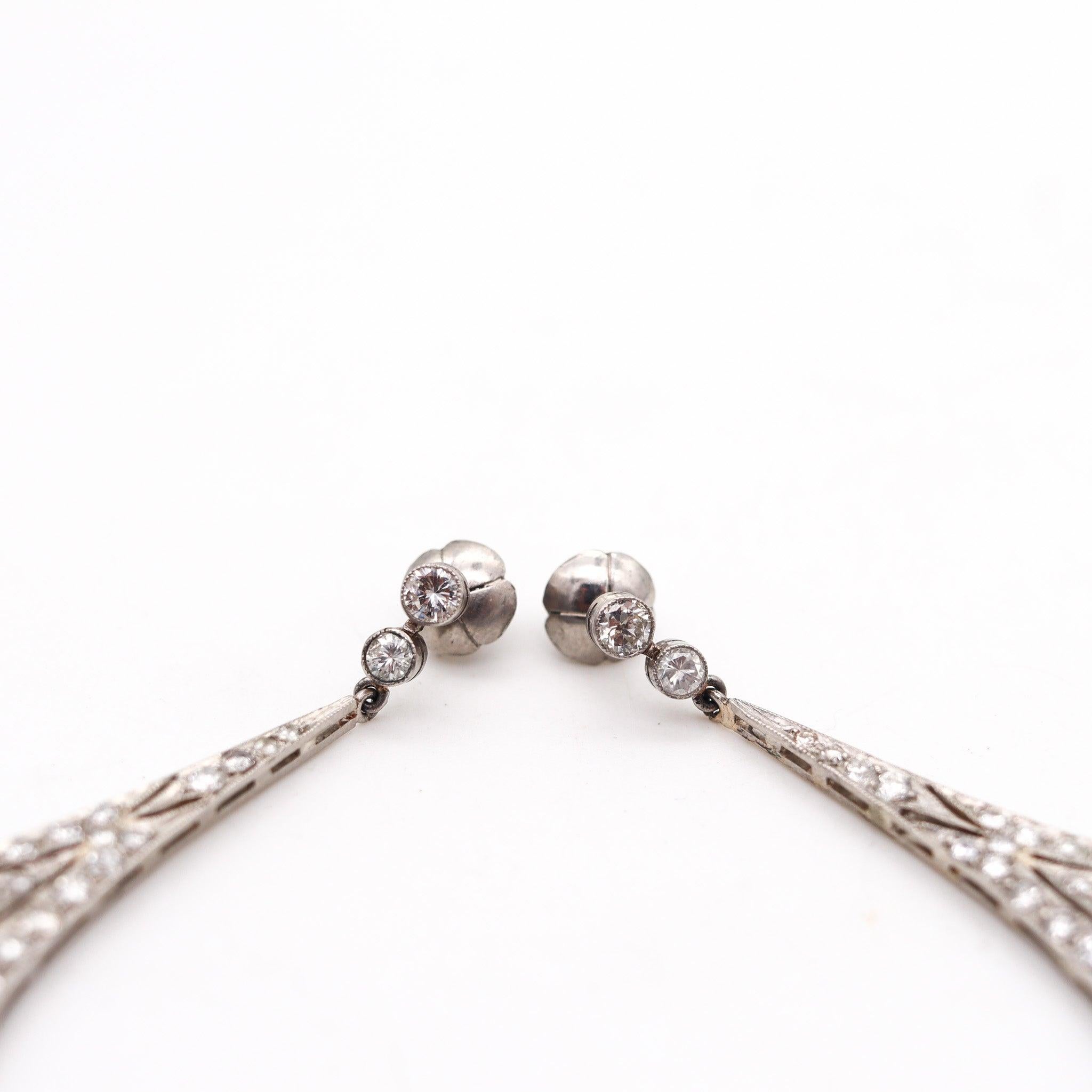 ART DECO 1930 Dangle Earrings In Platinum With 5.78 Ctw In European Diamonds In Excellent Condition In Miami, FL